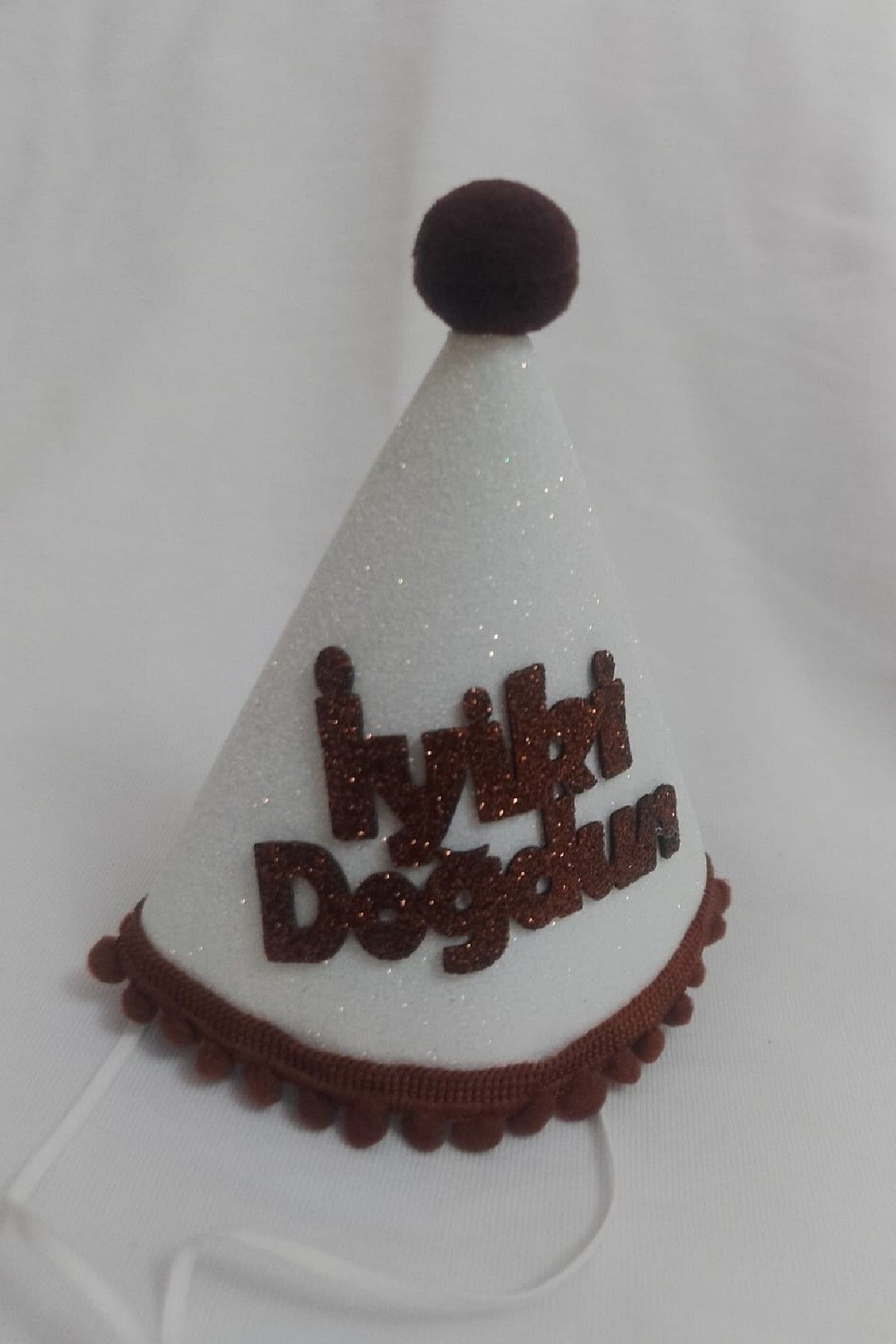 BKMC PARTY Kukuleta İyiki Doğdun Beyaz Üzeri Kahve Yazılı Doğum Günü Şapkası Mini Boy 13*13CM