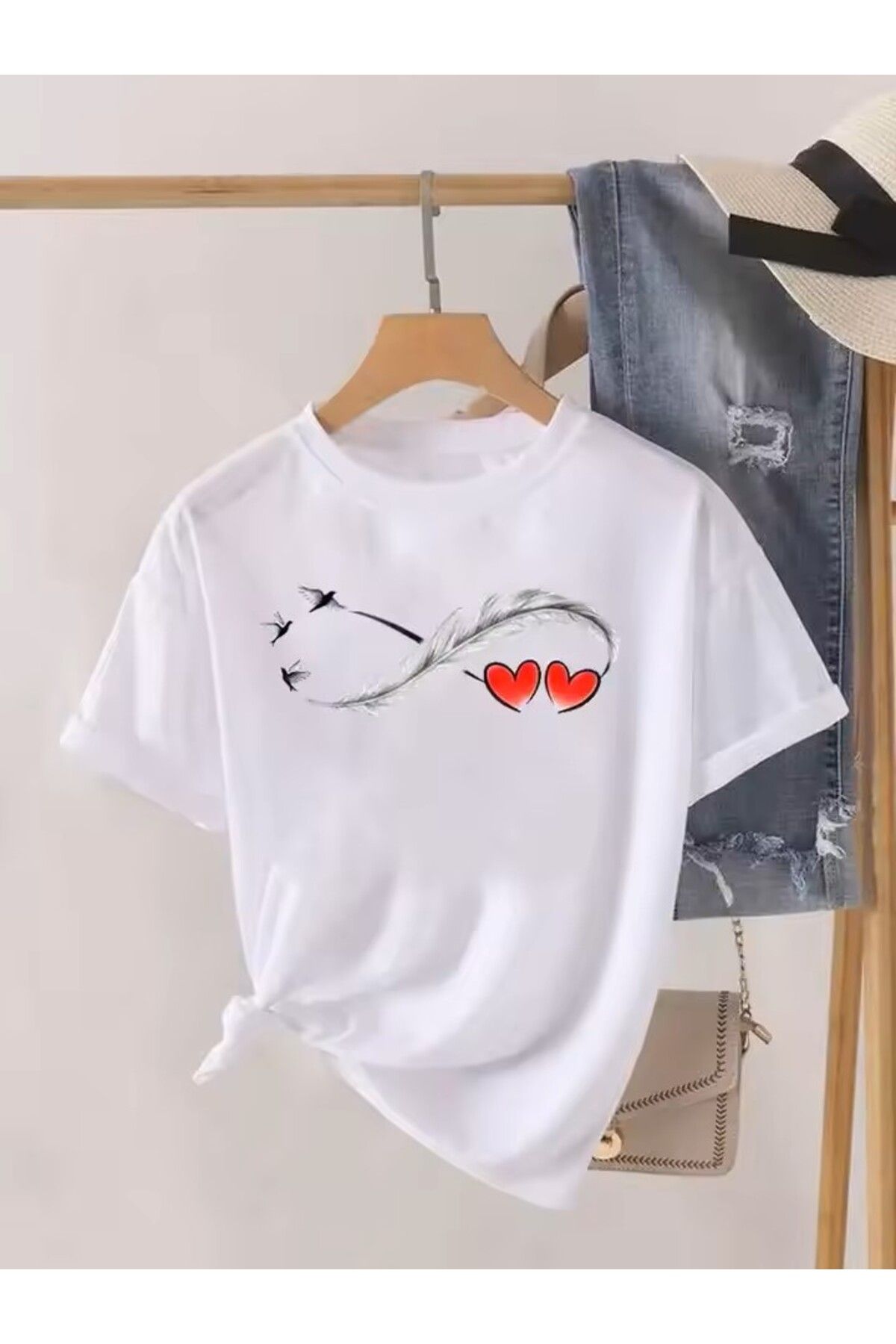 LEIVOR Sonsuzluk Kuş Tüyü & Kalp Baskılı Kadın T-shirt