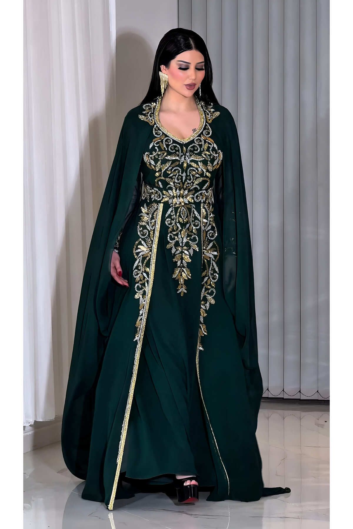NHMODA Şifon kumaş altın ve gümüş metal iplik nakış detaylı uzun pelerin kollu U yaka kaftan abiye