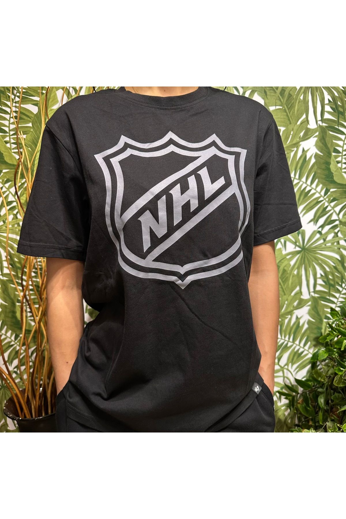 Butik NHL Logo Tişört – Buzun Ruhunu Sokak Stilinde Taşı