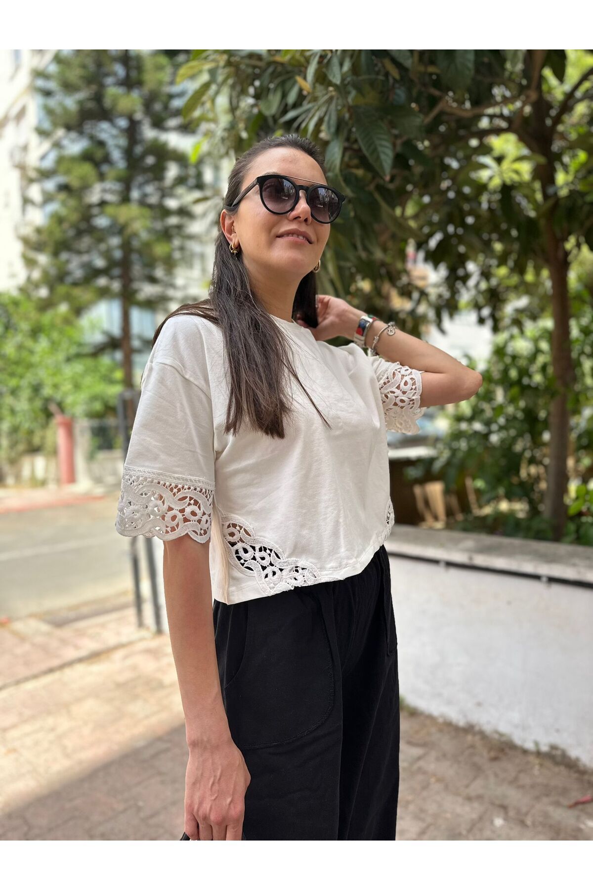 SKYstyles Ekru dantel detaylı crop t-shirt