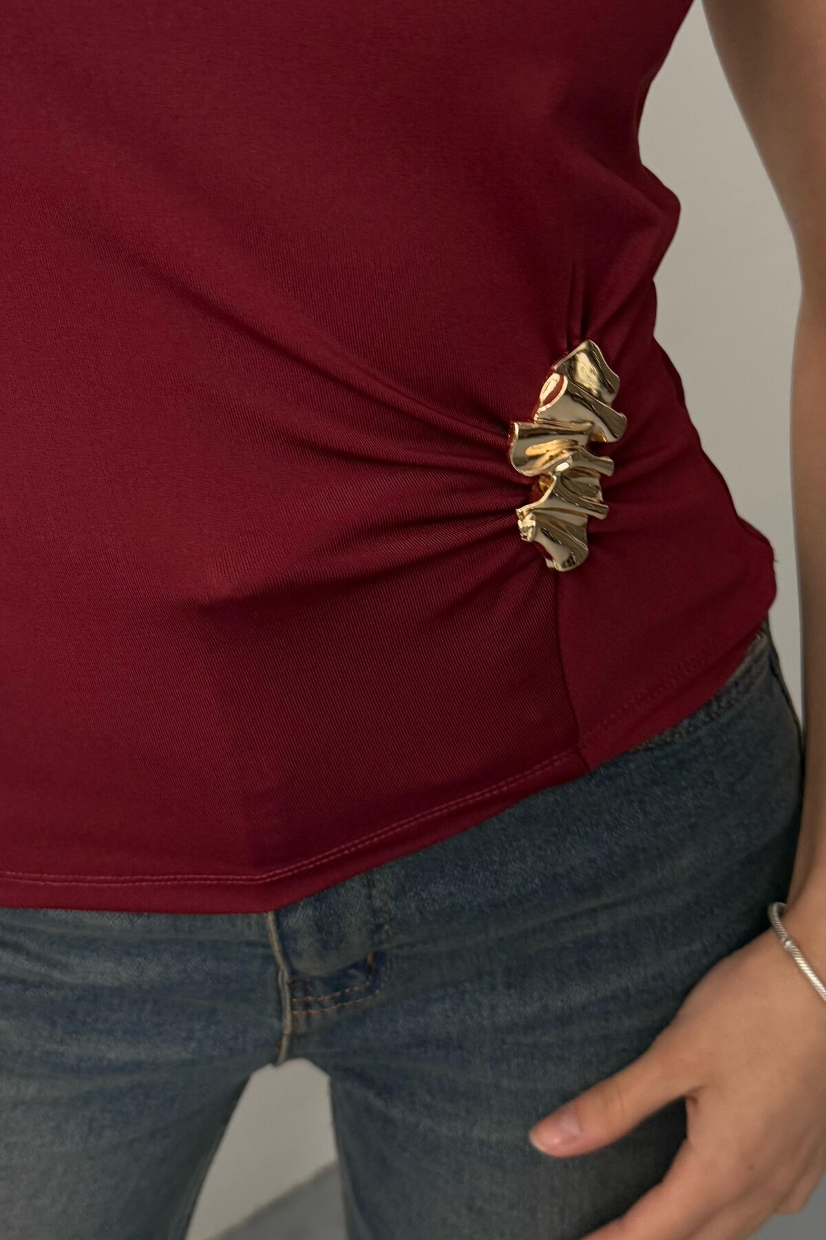 Yazlık Bisiklet Yaka Dalga Model Aksesuarlı Bordo Bluz