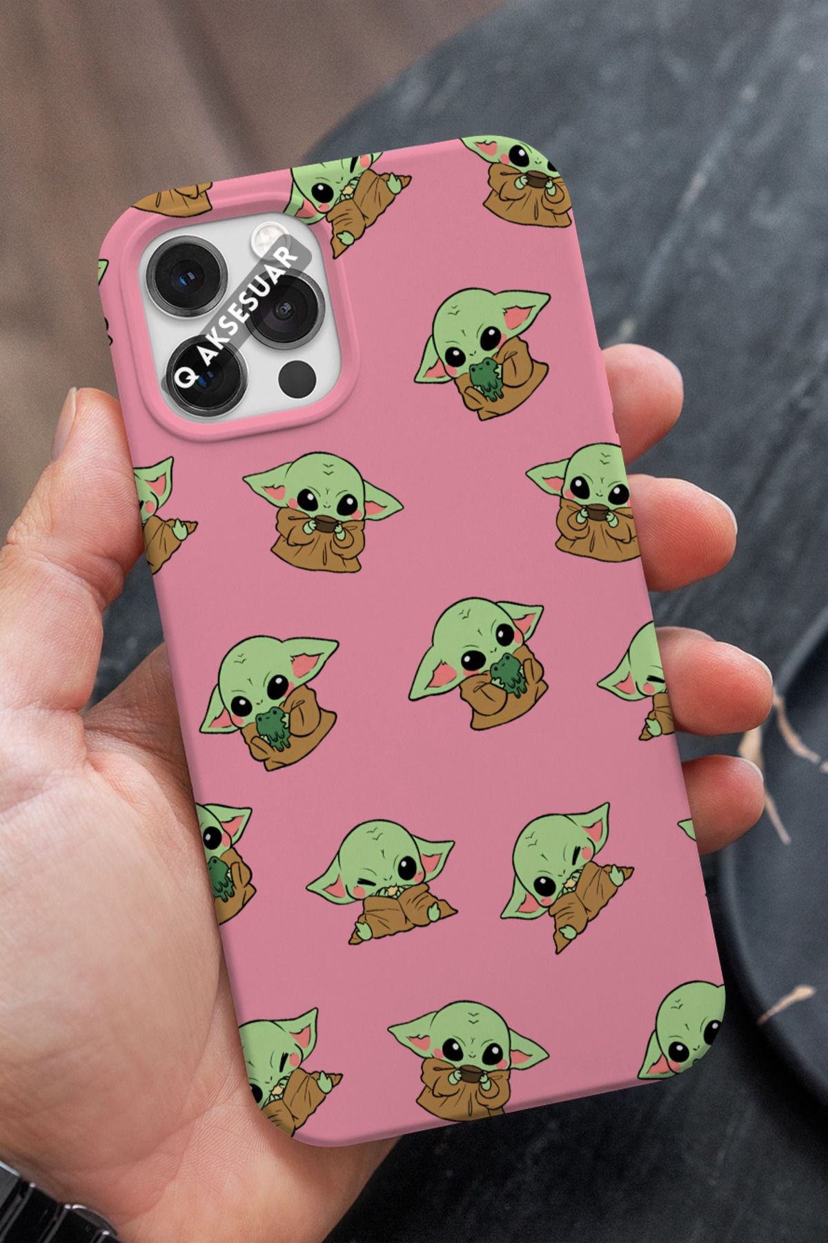 Q Aksesuar İphone 15 Pro Max Uyumlu Sevimli Baby Yoda Tasarımlı Şeker Pembe Premium Telefon Kılıfı
