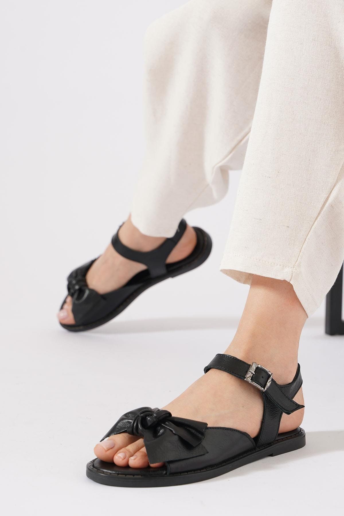 Moda Pie Verna Fiyonk Aksesuarlı Kadın Hakiki Deri Sandalet Siyah Cilt