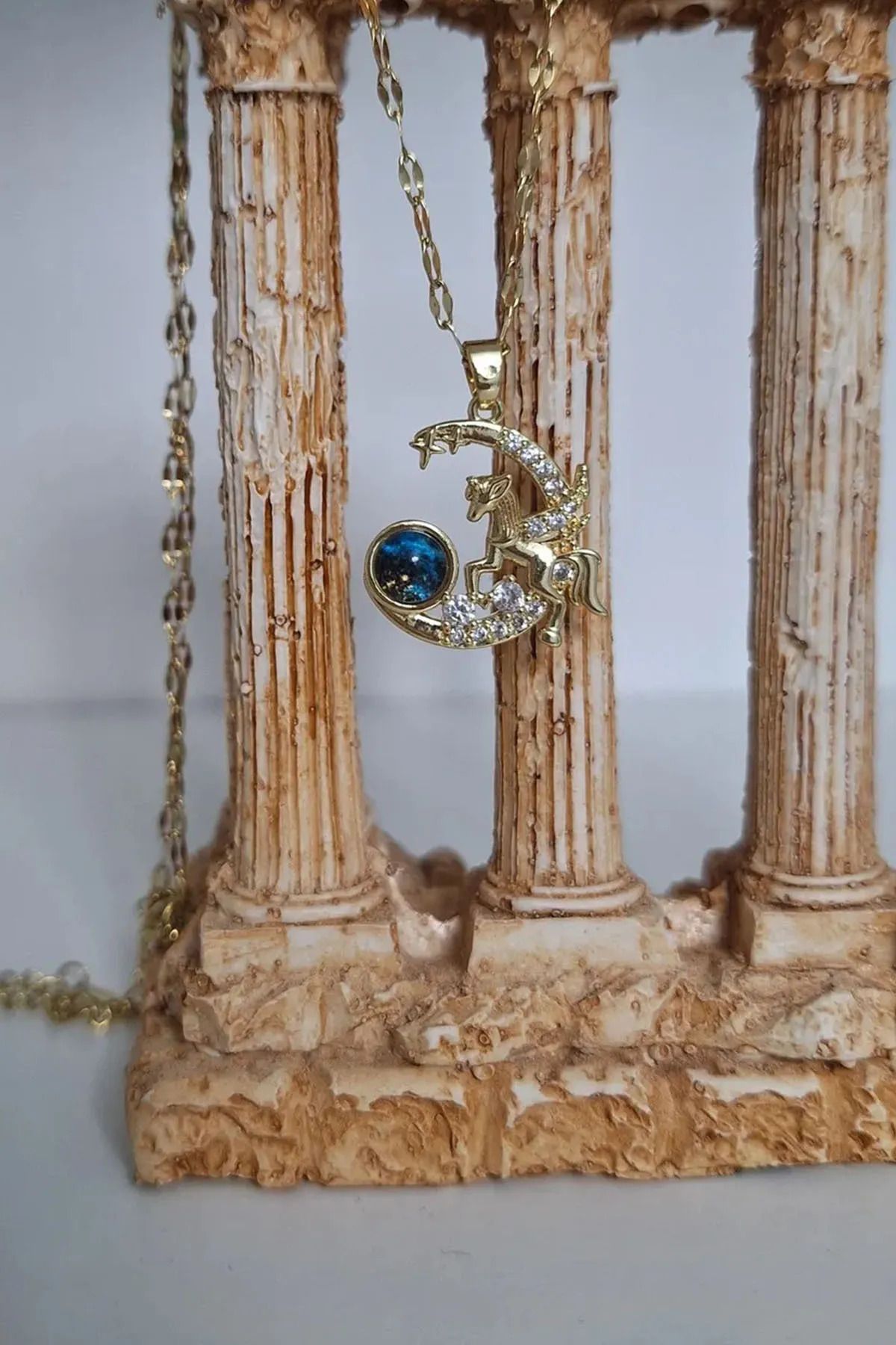 LAVİNYAMJEWELLERY ALTIN RENK UNİCORN DESENLİ DÜNYA ÇELİK KOLYE 316L