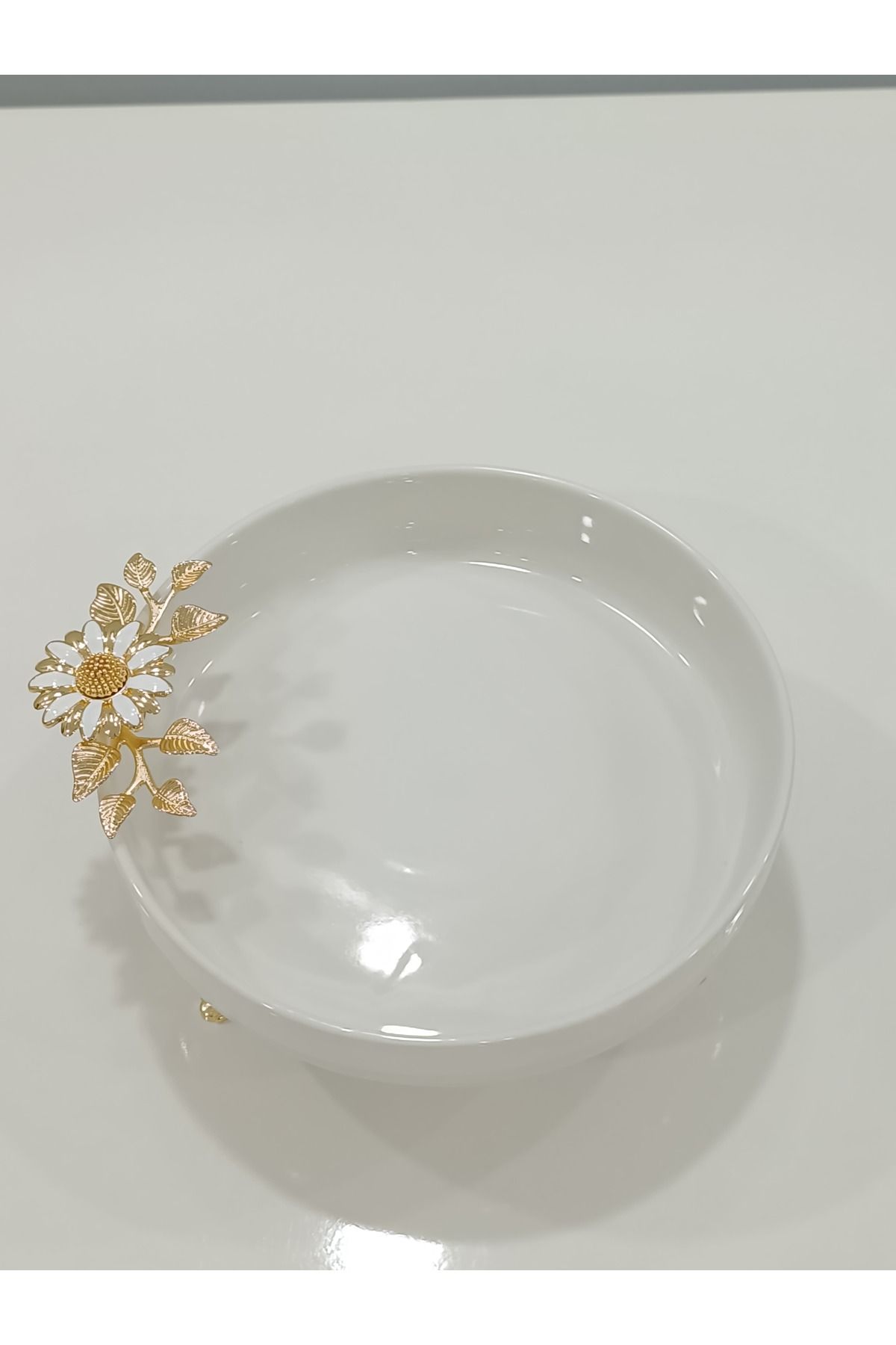 PARILTI HOME COLLECTİON Porselen Sunumluk Gold Dört Ayaklı Papatya Kıskaçlı Sunumluk Servis Tabağı