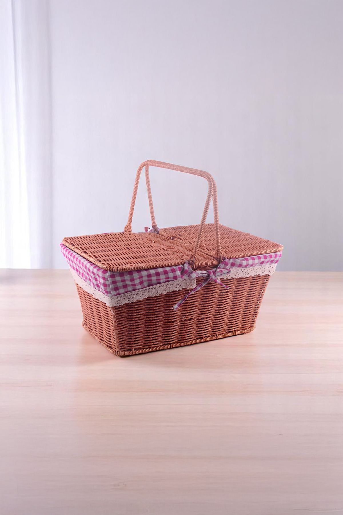 Vadi Kapaklı Piknik Sepeti – Rattan Görünümlü, Kulplu, Ekoseli, Dikdörtgen Hasır Tasarım, Ekoseli Sepet