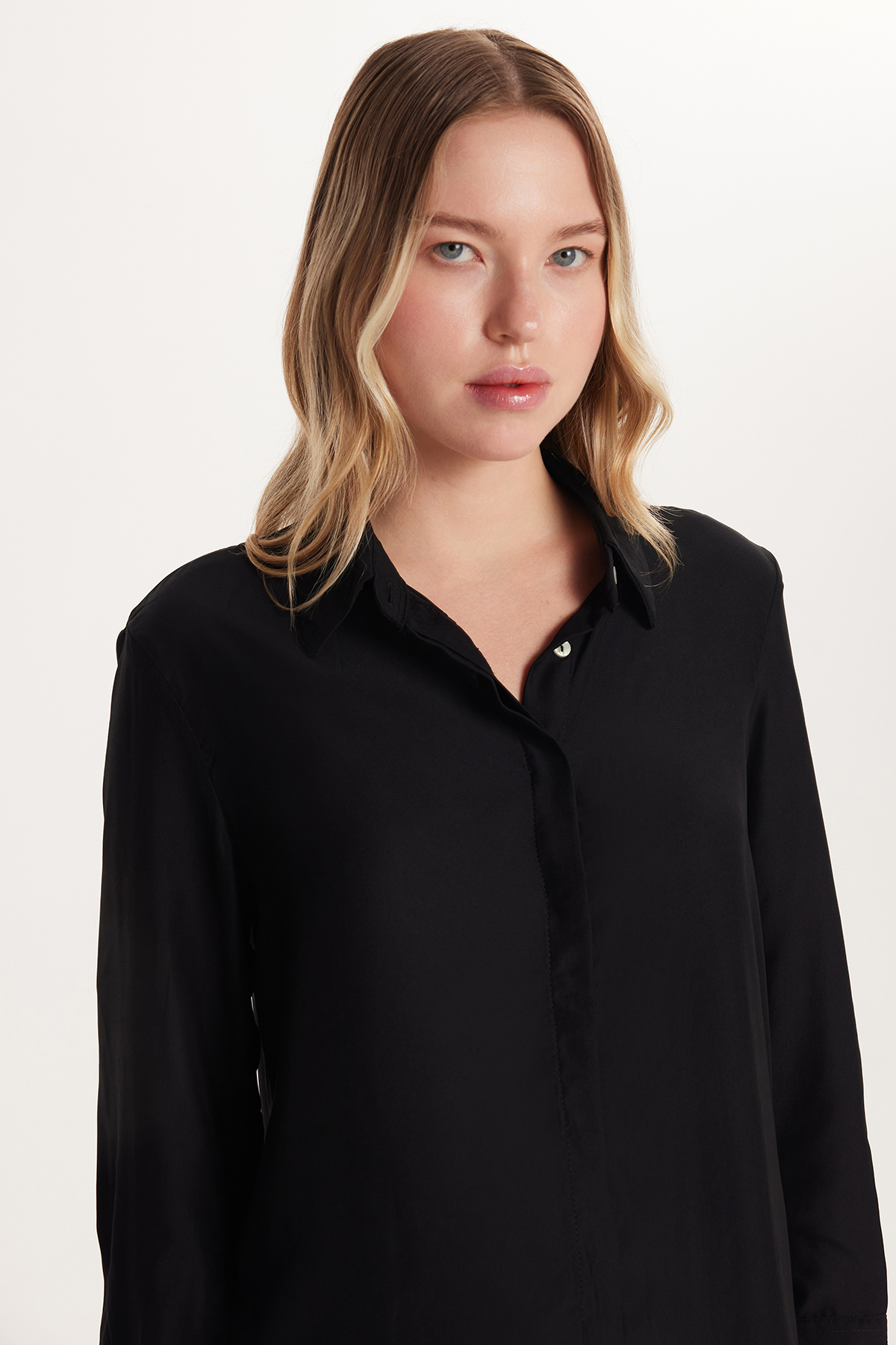 Tudors  Kadın Relax Fit Rahat Kesim Satenli Kumaş Siyah Uzun Manşet Düz Gömlek - Görsel 2