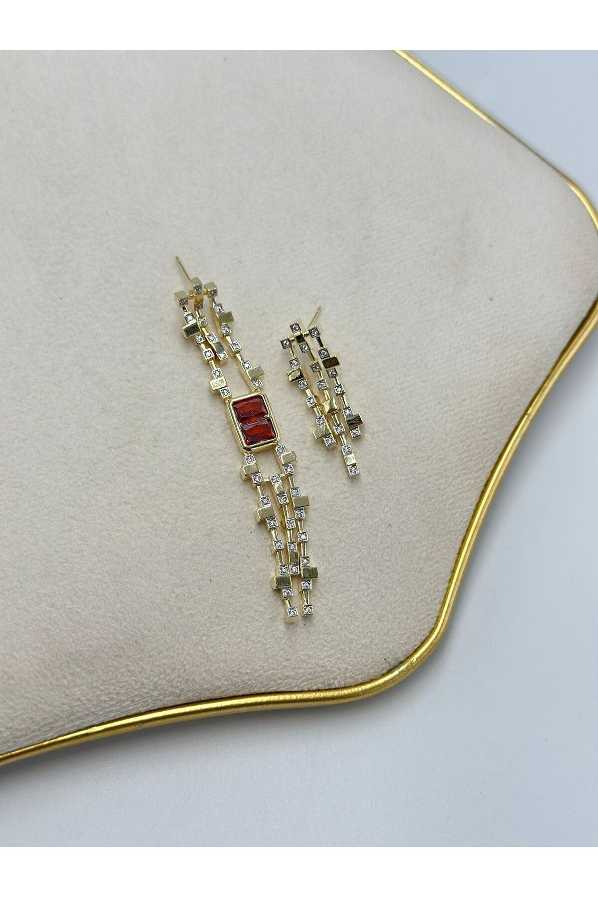 MyladyAccessoriess Kırmızı Baget Taş Detay Sallantılı Çelik Küpe