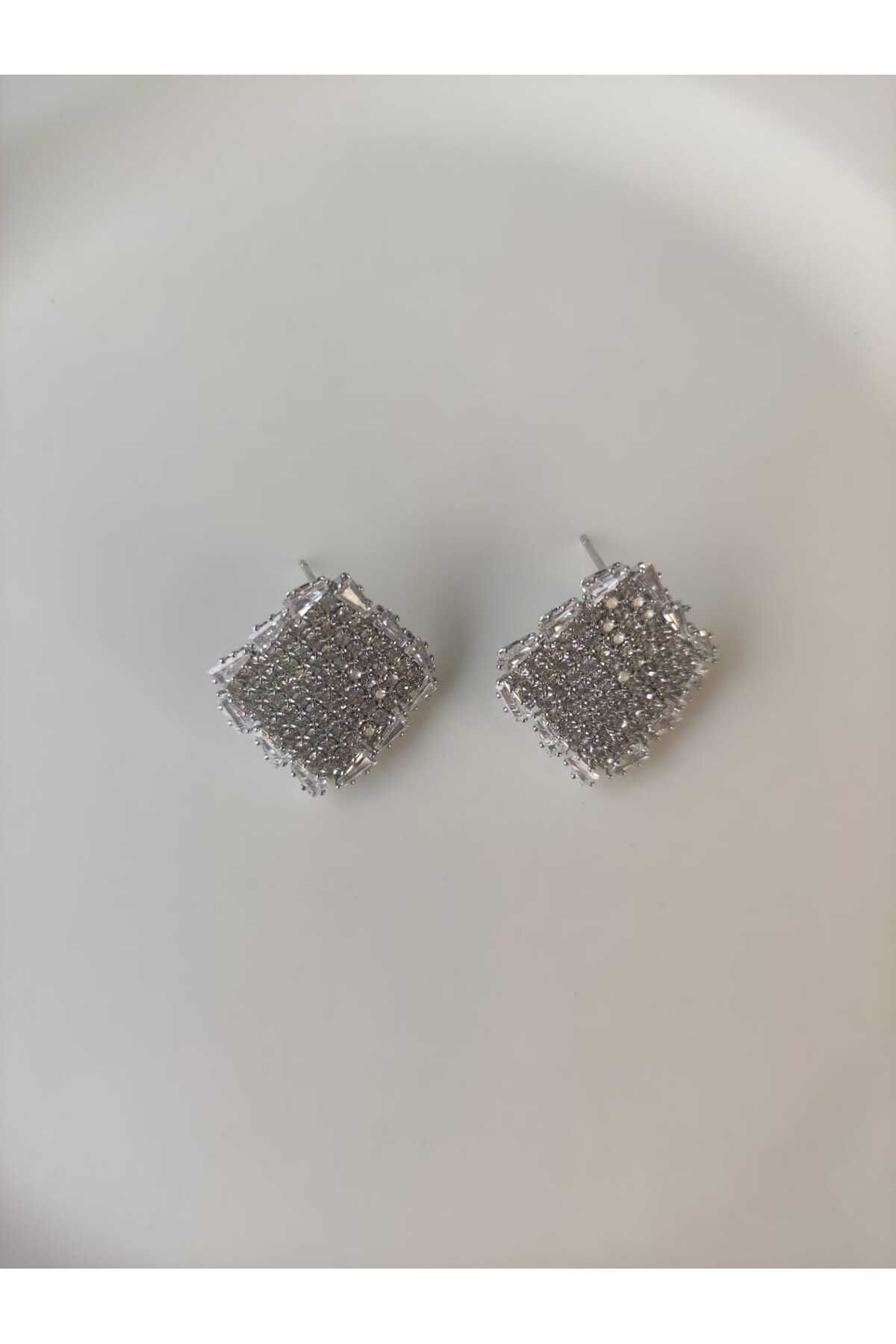 MoS JEWELLERY Gümüş Renk Işıltılı ve Modern Taşlı Kare Küpe
