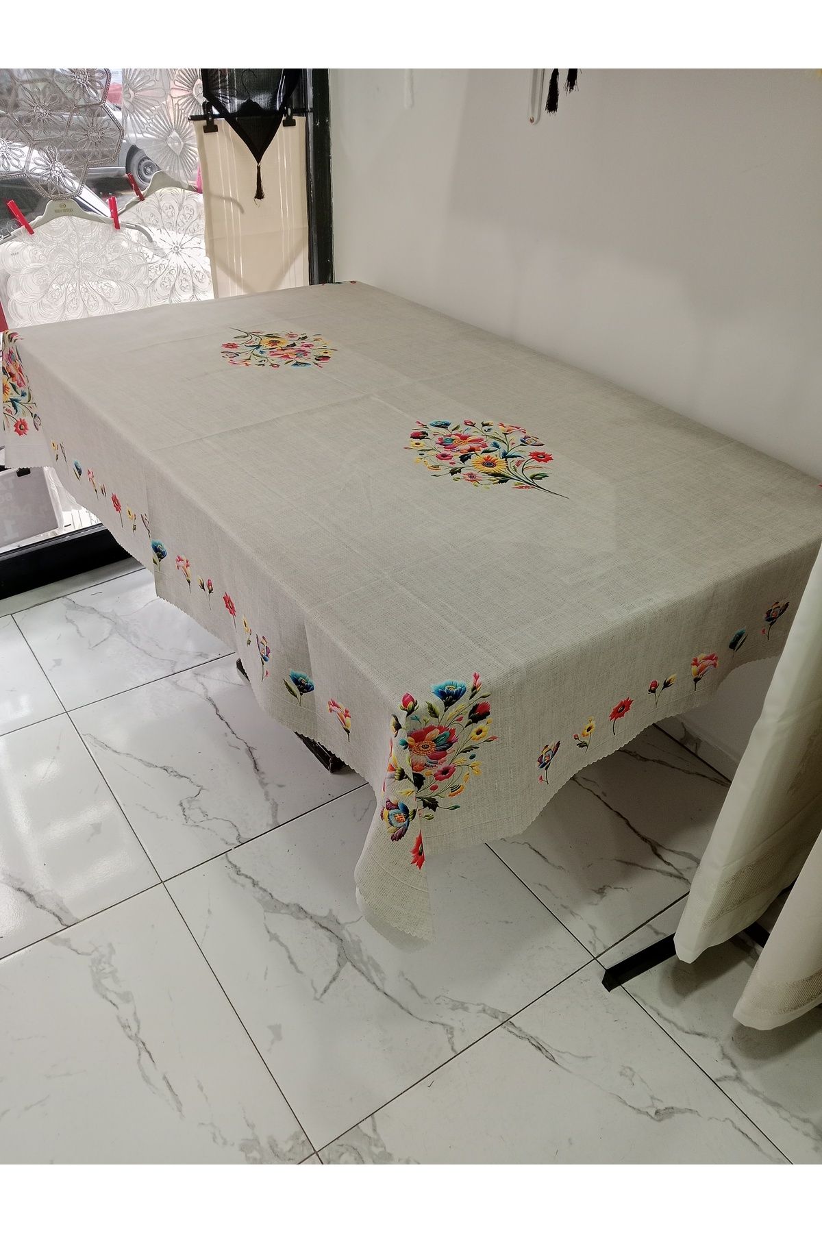 Home Dertsiz Leke Tutmaz Masa Örtüsü (Çiçekli Kanaviçeli)