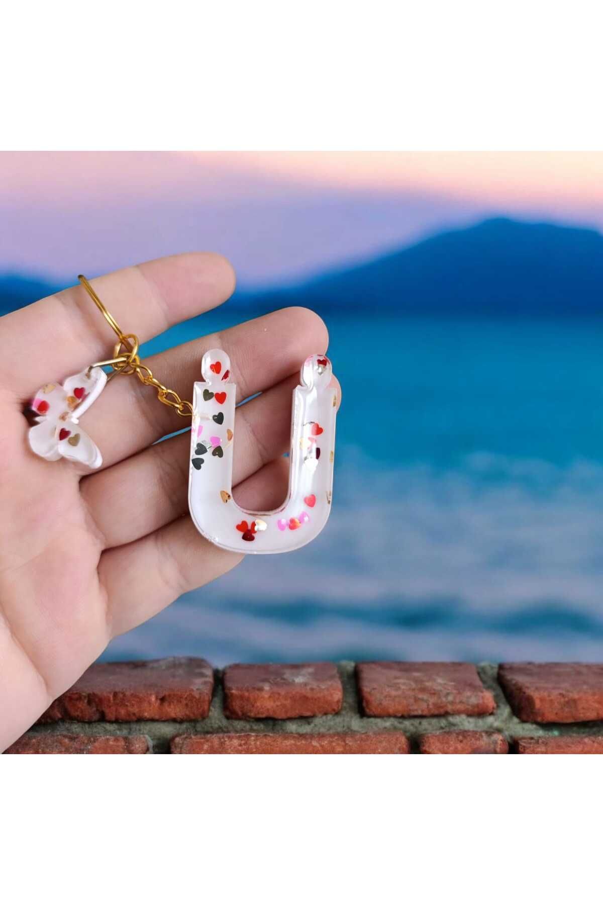 Wens Epoksi Epoksi Harf Anahtarlık Beyaz Renk Kalp Pul Süslemeli Gold Halka Ü harfi ve Kalp Figürü