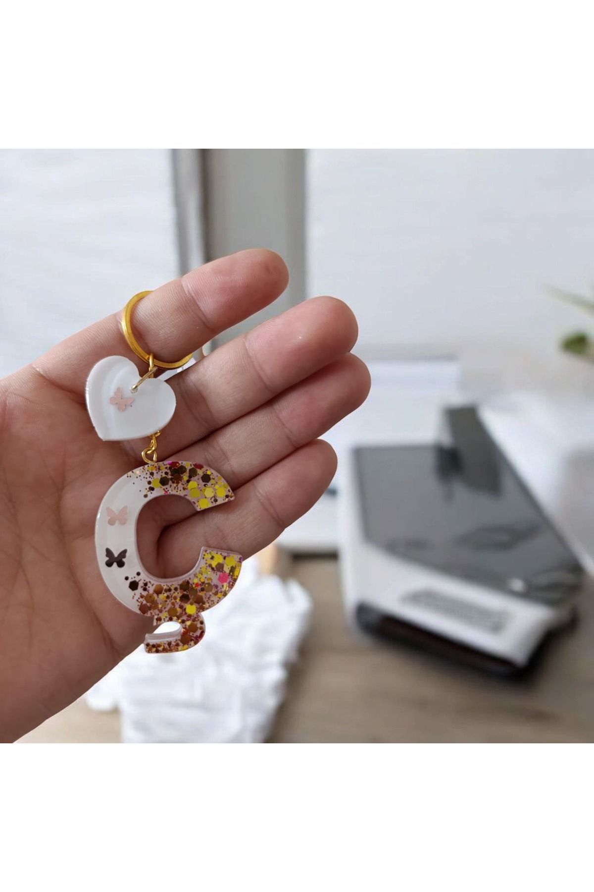Wens Epoksi Epoksi Harf Anahtarlık Beyaz Renk Kelebek ve Pul Süslemeli Gold Halka Ç harfi ve Kalp Figürü