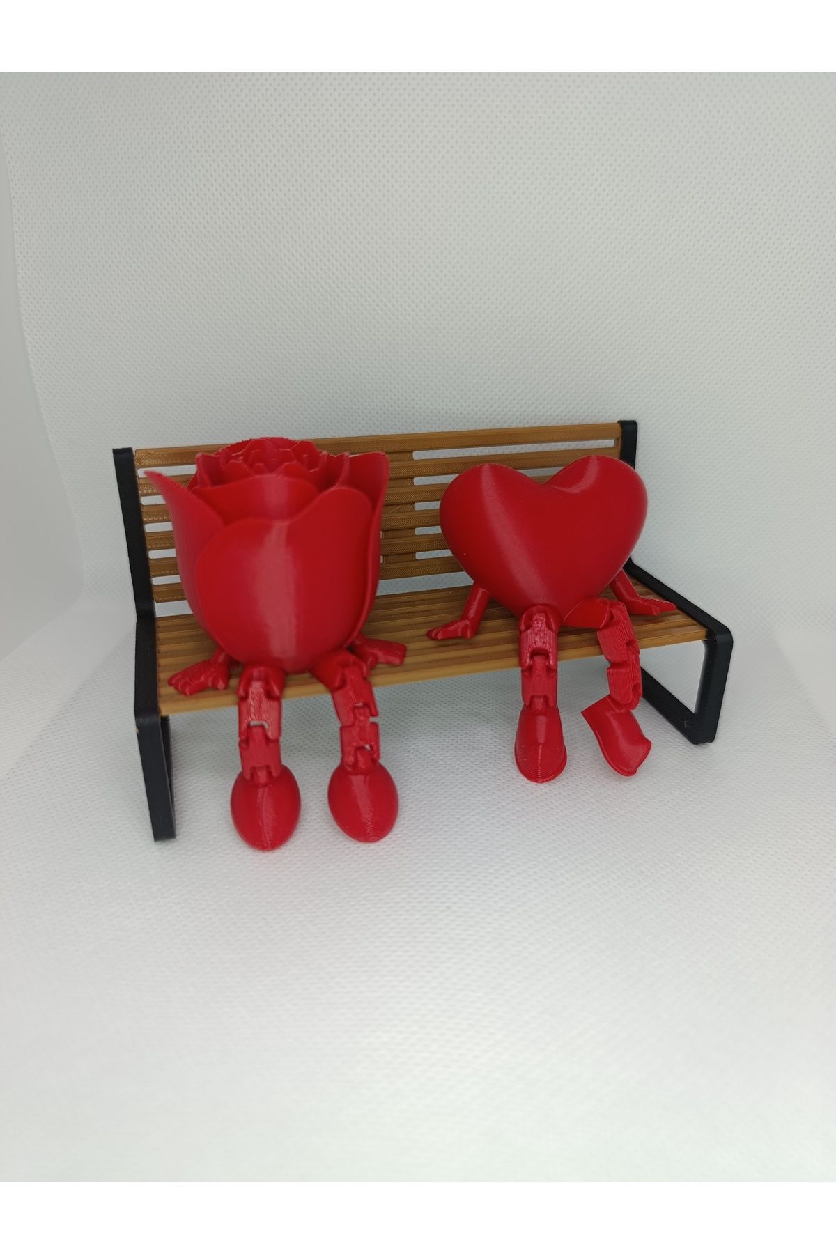 NozzleCraft 3D Baskı Kırmızı Gül ve Kalp Figürlü Bank Biblo – Romantik Dekoratif Aksesuar