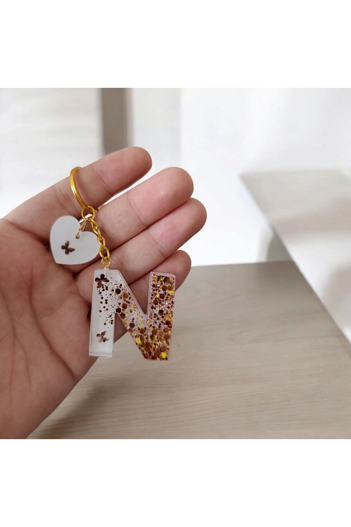 Wens Epoksi Epoksi Harf Anahtarlık Beyaz Renk Kelebek ve Pul Süslemeli Gold Halka N harfi ve Kalp Figürü