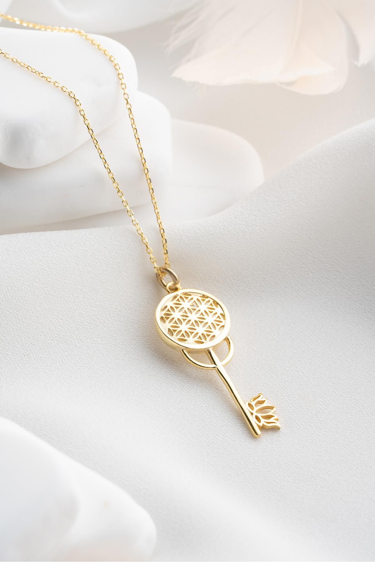 Nereze 925 Ayar Gümüş Gold Kaplama Lotus Çiçeği Detaylı Anahtar Kolye