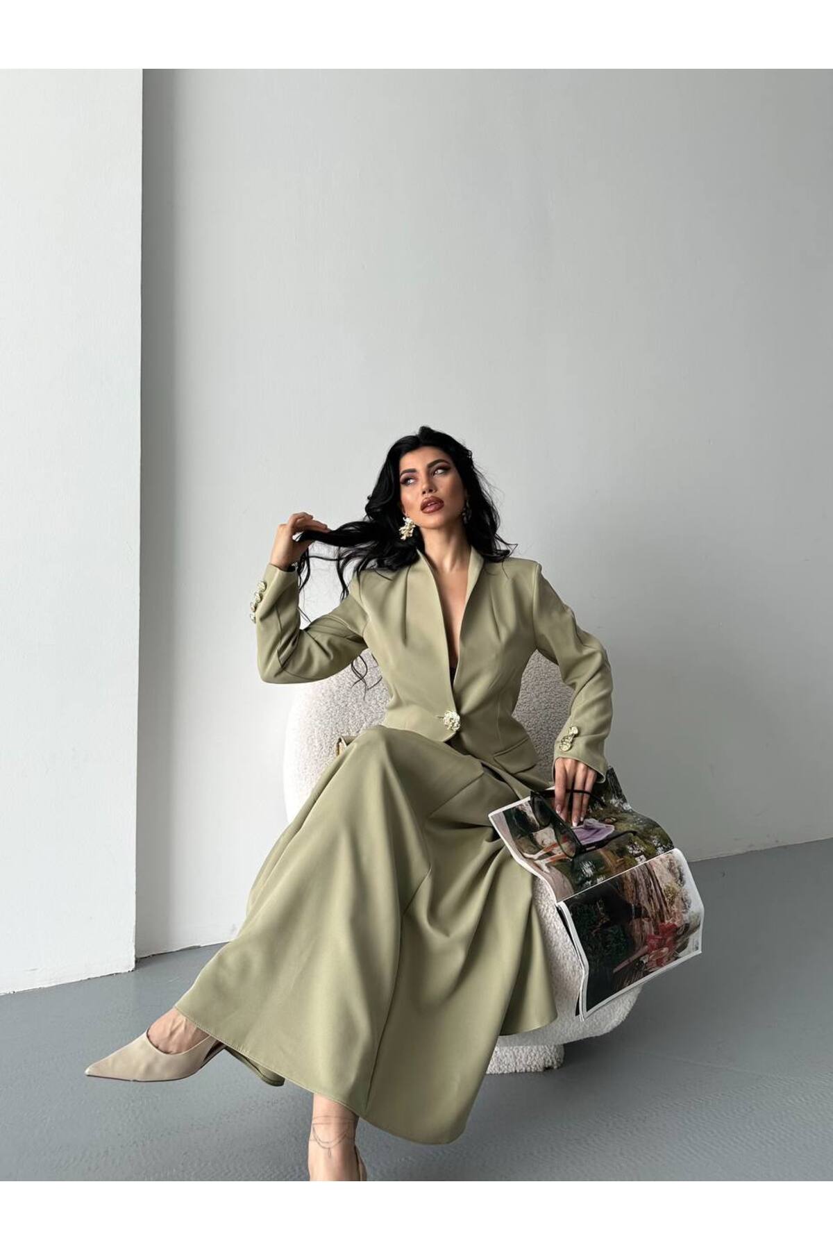 Ensemble jupe à boutons dorés : look chic et élégant - Görsel 4