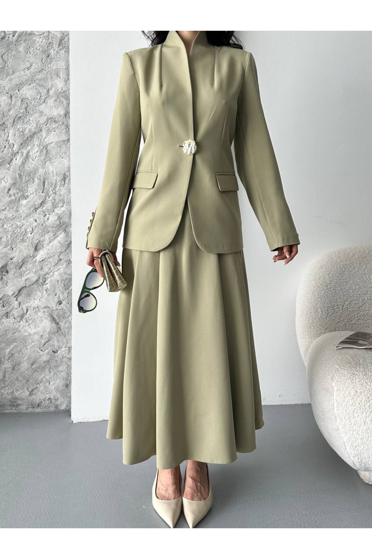 Ensemble jupe à boutons dorés : look chic et élégant - Görsel 8