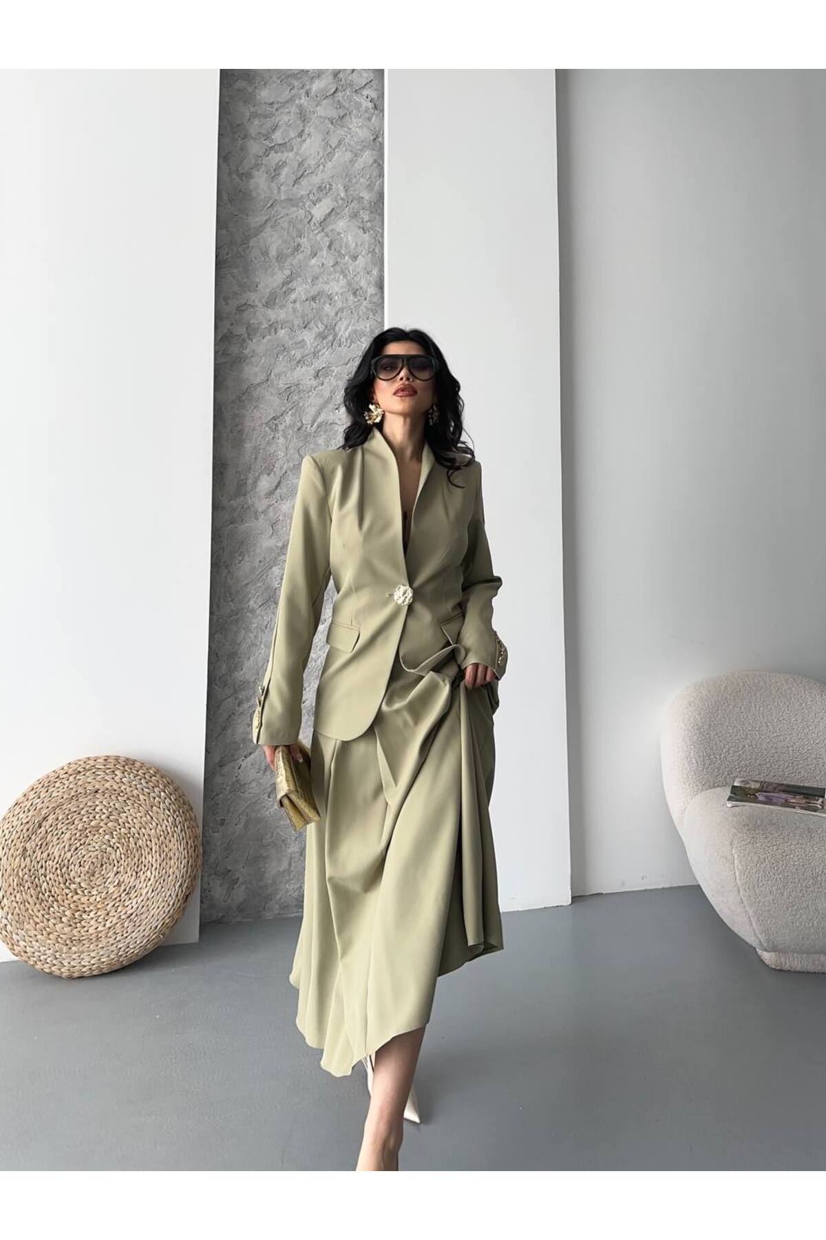 Ensemble jupe à boutons dorés : look chic et élégant - Görsel 3