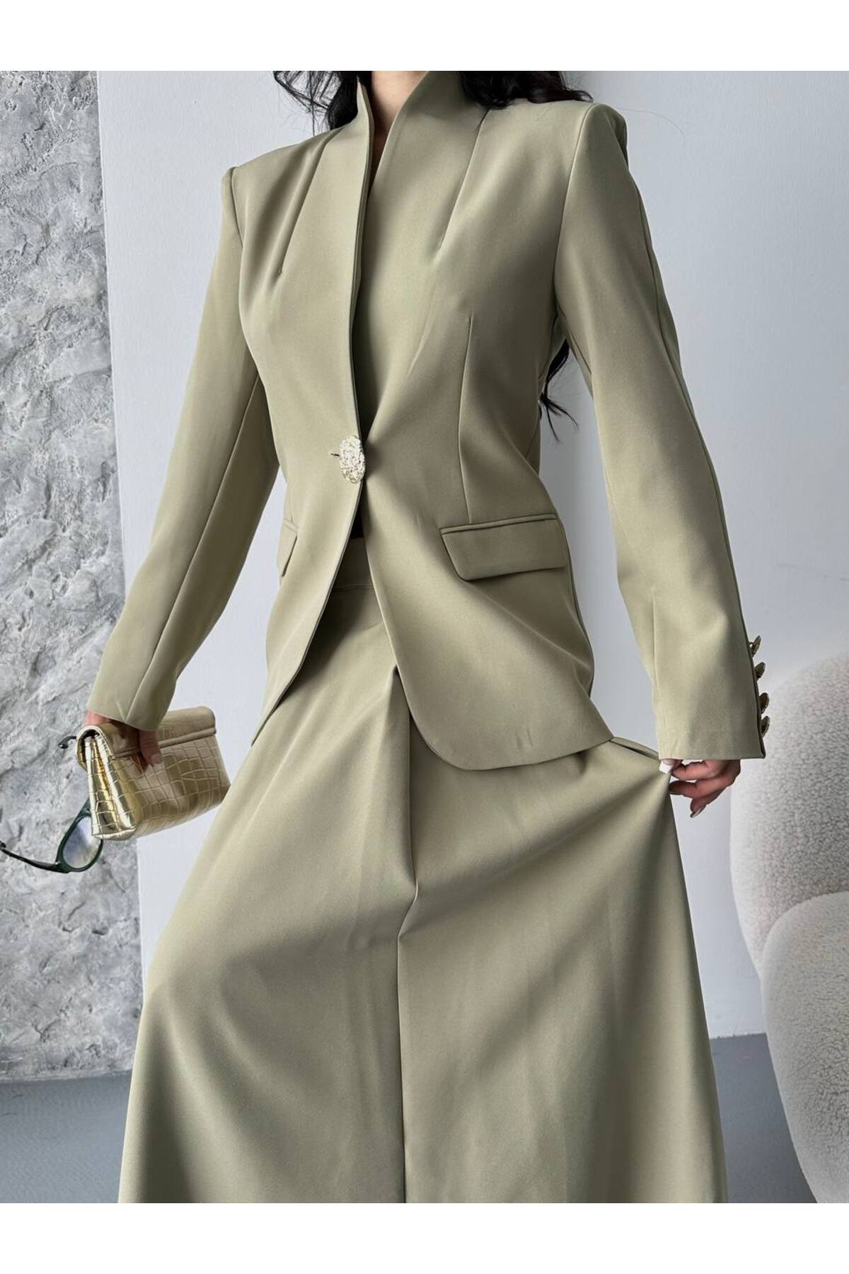 Ensemble jupe à boutons dorés : look chic et élégant - Görsel 7