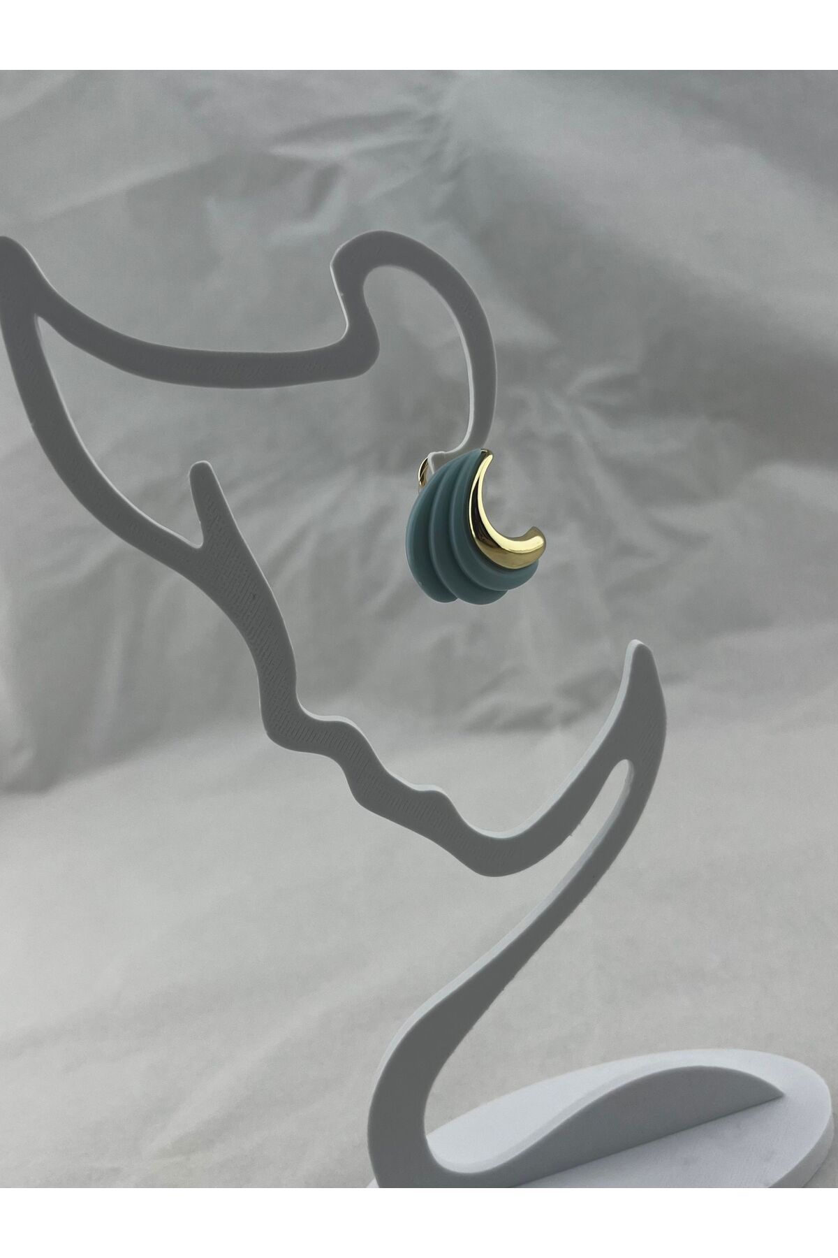 Venom Boutique Bijouterie Accessory Modern Dalgalı Gold Detaylı Mint Mavi Küpe