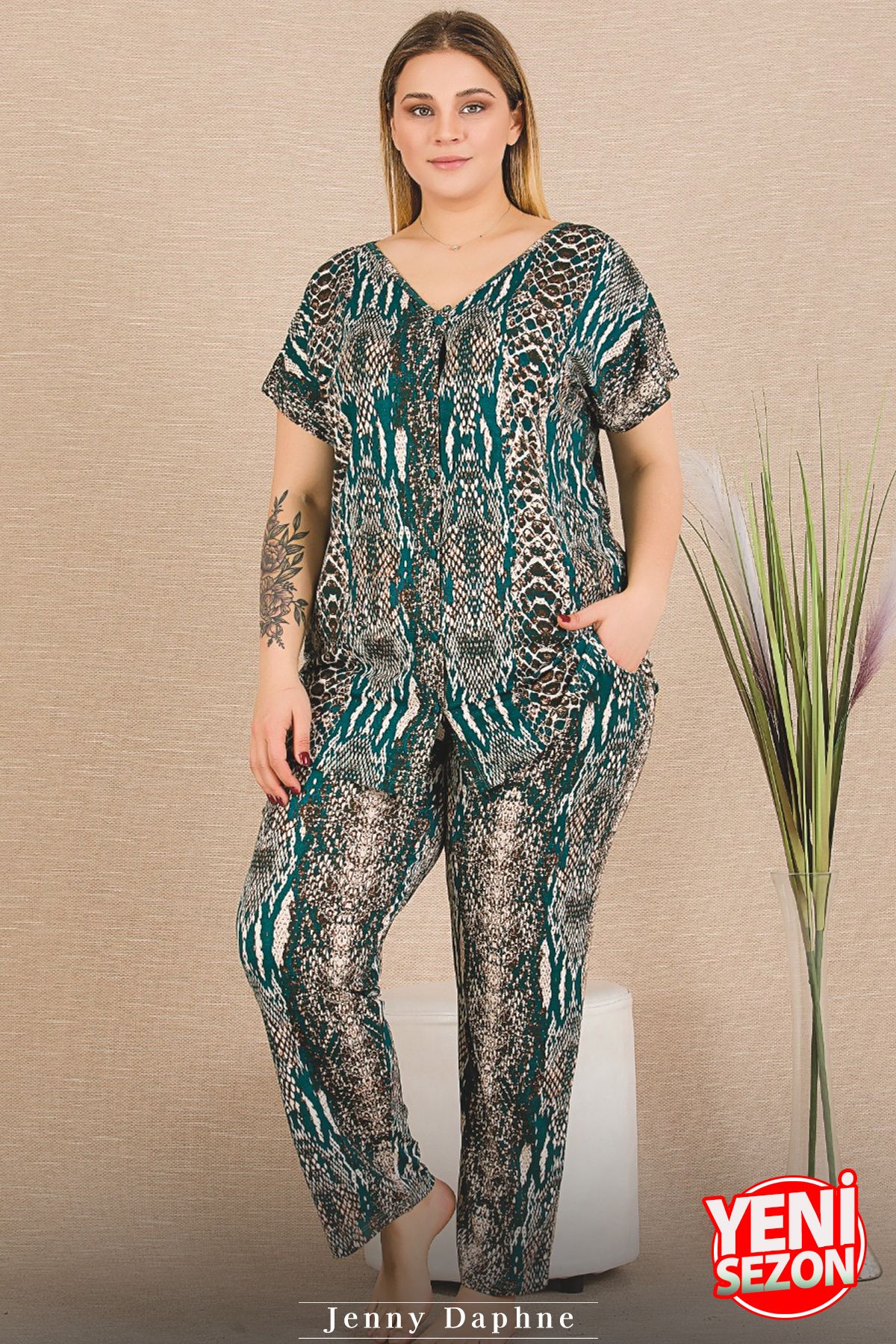 Jenny Daphne-Lady Plus Size Snake Print Pajamas with Pockets Button Top Short Sleeve Pajama Set 11030 2
