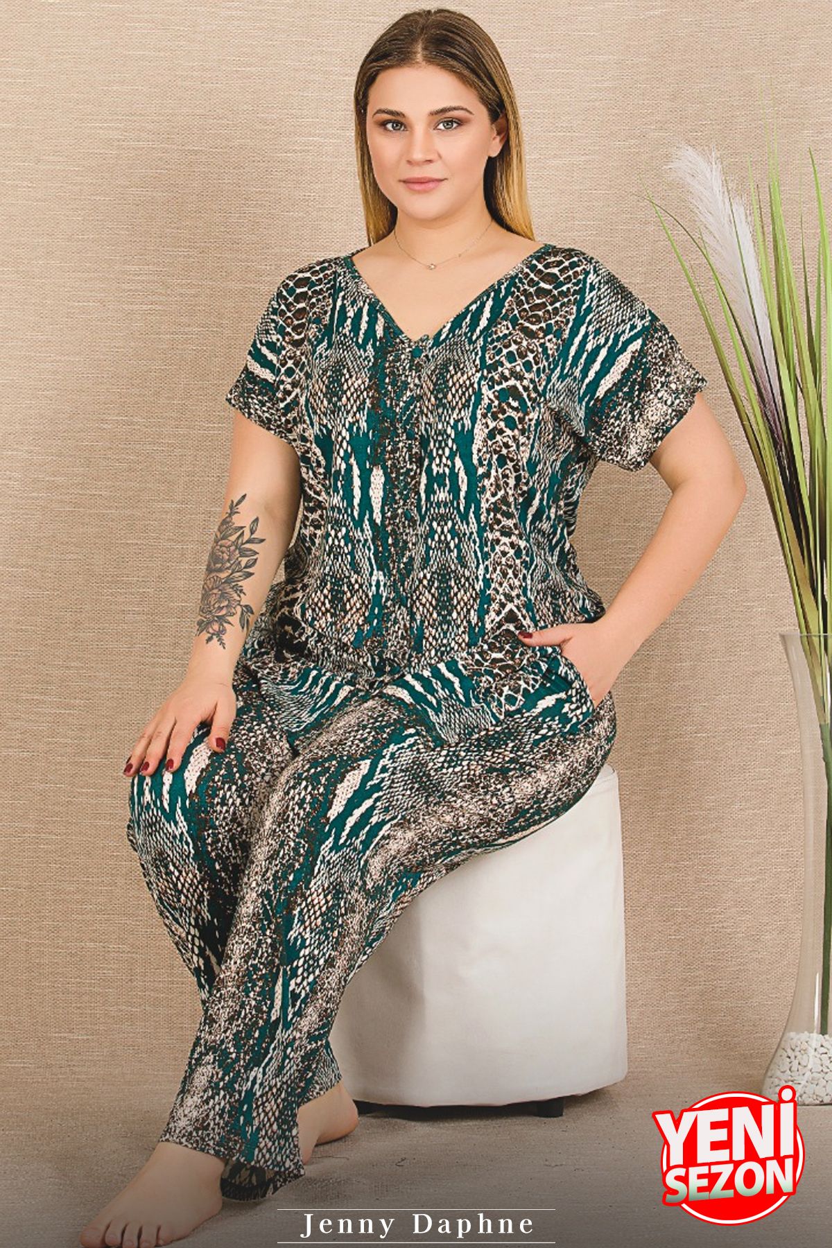 Jenny Daphne-Lady Plus Size Snake Print Pajamas with Pockets Button Top Short Sleeve Pajama Set 11030 3