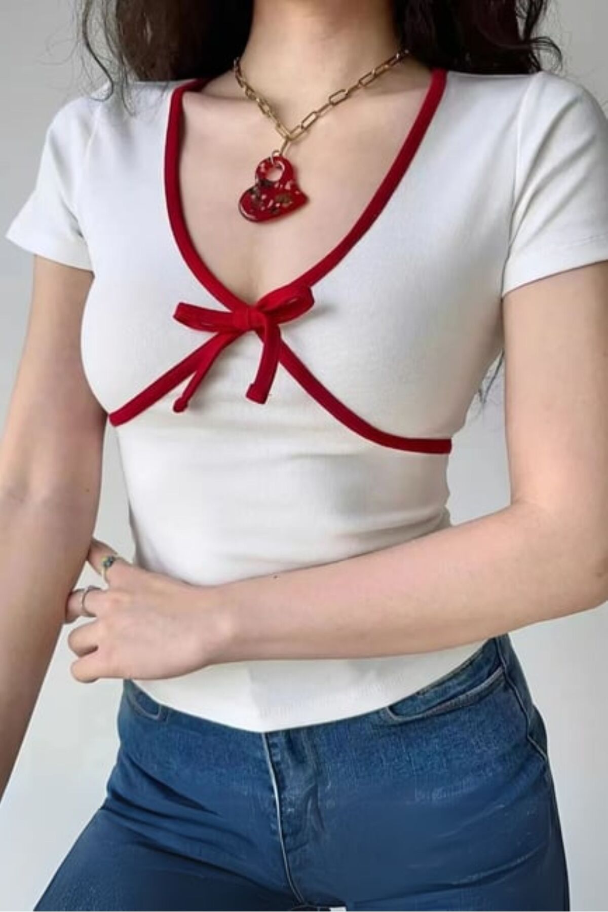 Karakedi Kırmızı Fiyonk Şerit Detay Beyaz Kısa Kollu Body
