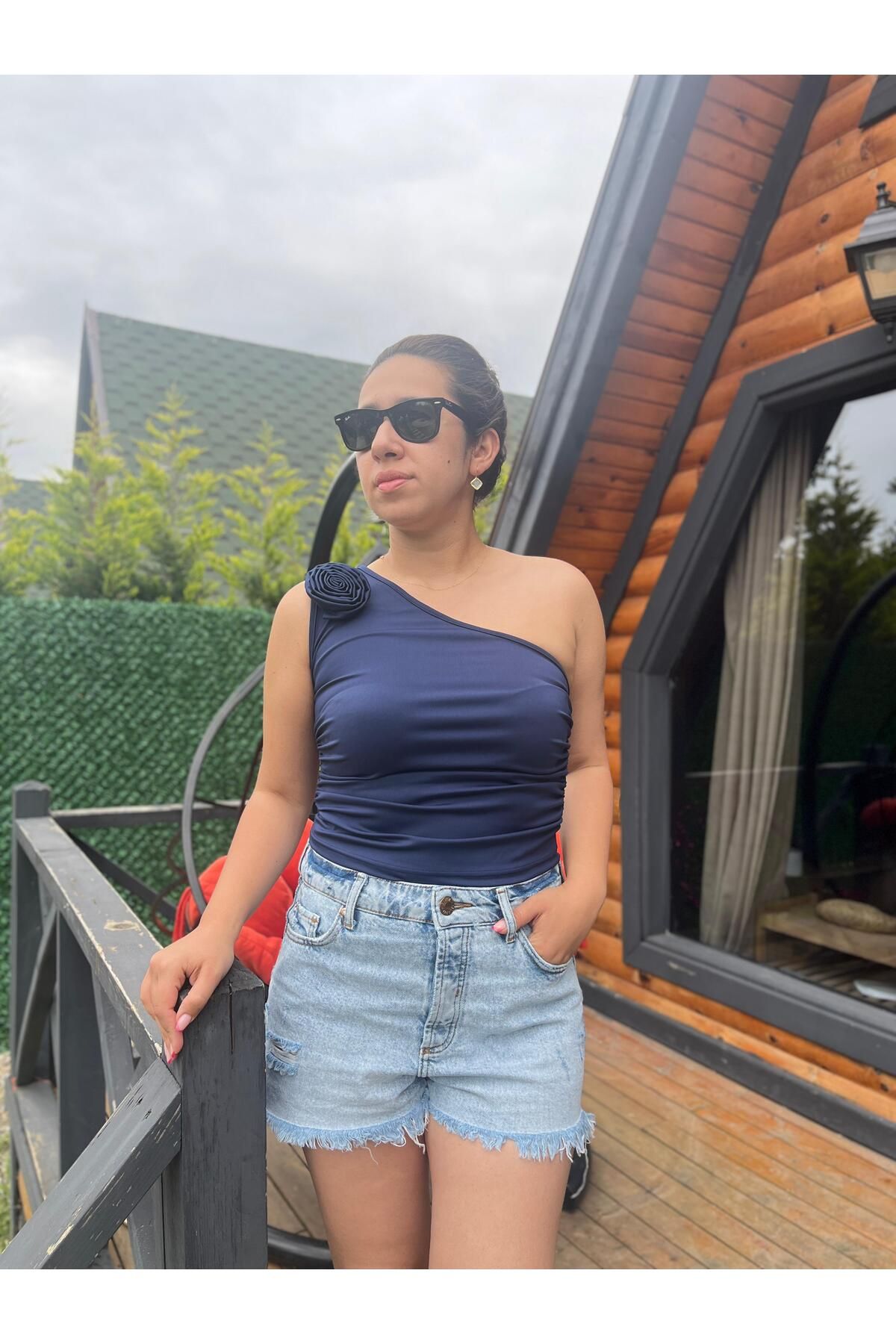 Gizybutik Yırtık Detaylı Mavi Mini Jean Şort