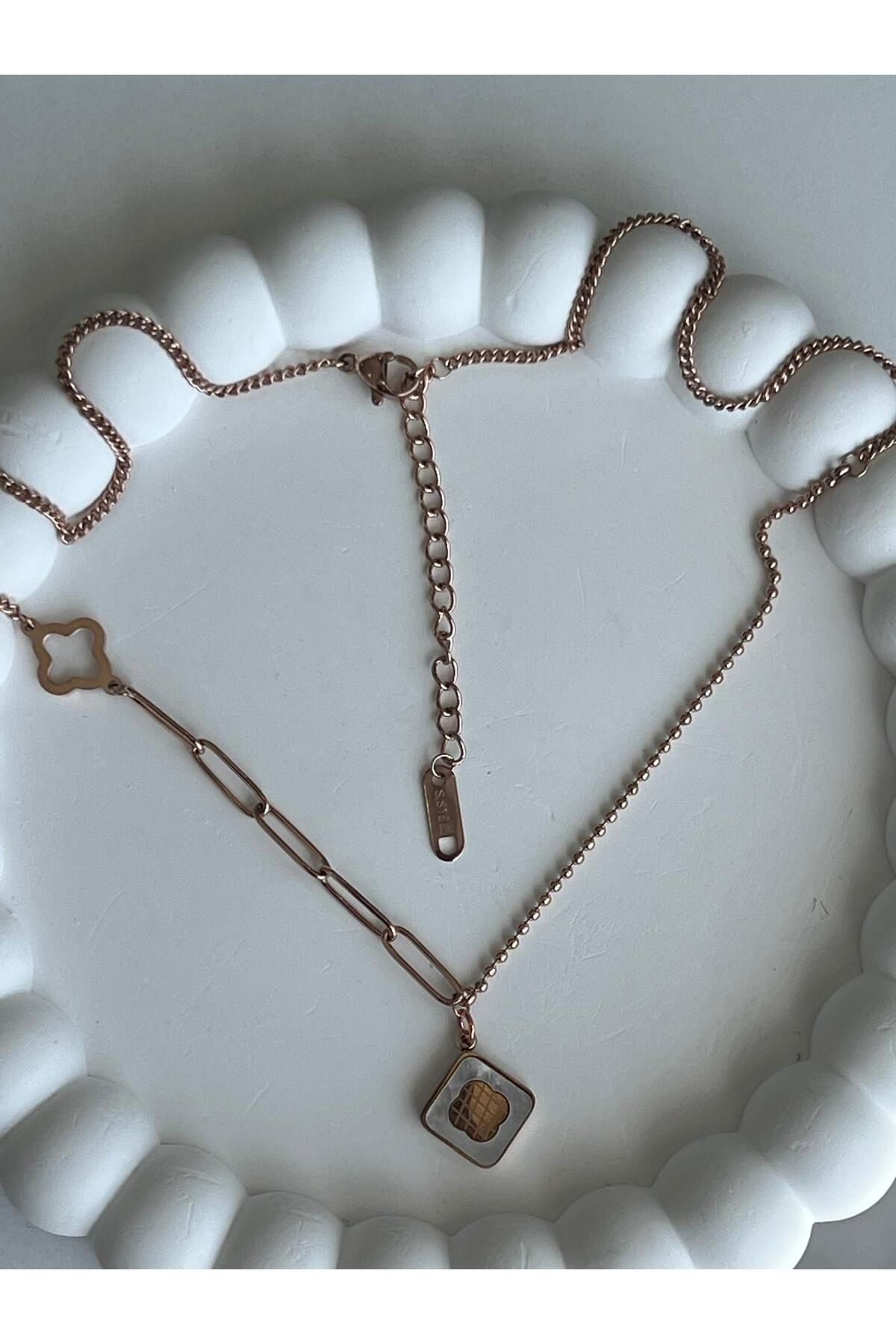 Meri Yonca detaylı dörtgen uçlu rosegold çelik kolye