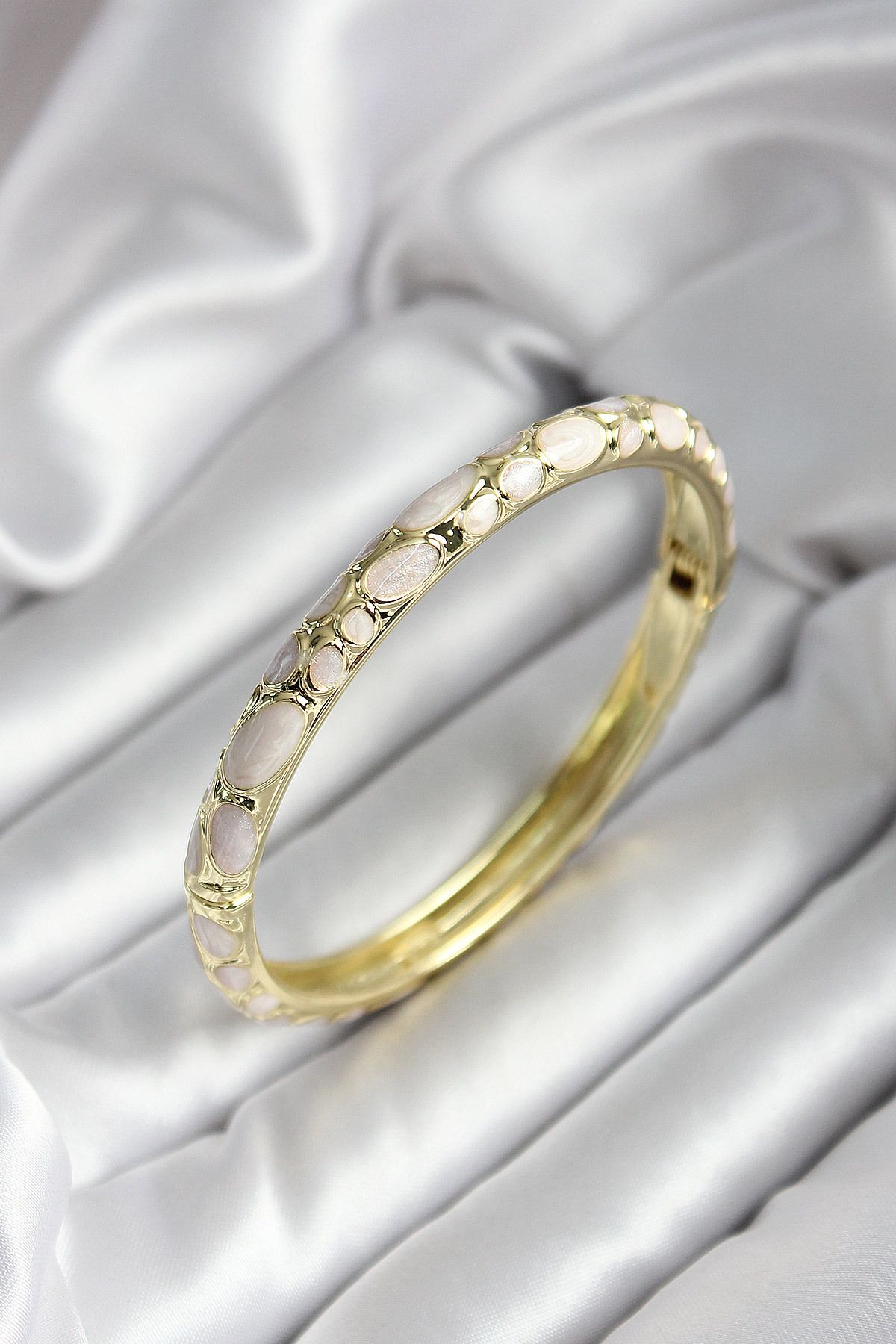 Goşenefmafe Mineli Pirinç Krem Çiçek Desenli Gold Renk Kadın Kelepçe (çap 60 mm)