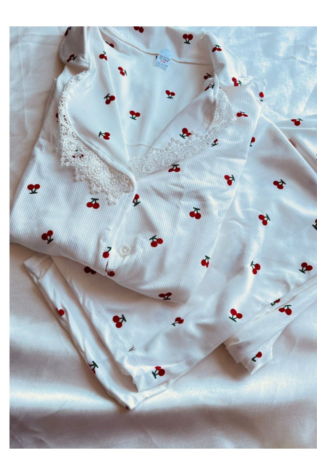 MODA Kiraz Desenli Dantel Gömlek Yaka Krinkıl Pijama Takımı