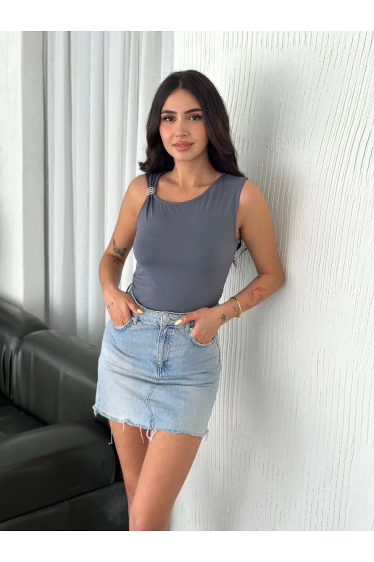 VELİZADE Yumuşak Dokulu Kumaş Bisiklet Yaka Sıfır Kol Bluz Omuz Toka Aksesuar Detaylı - Antrasit