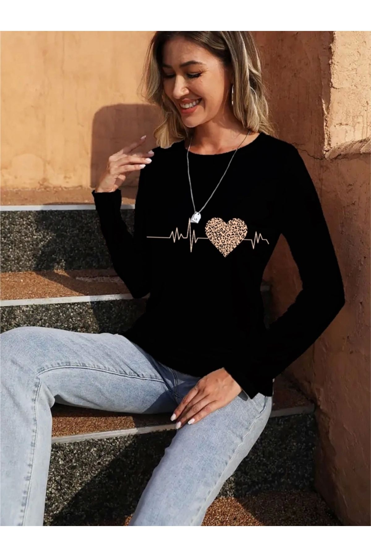 Butik Kadın Uzun Kollu Bisiklet Yaka Kalp Desenli Bluz