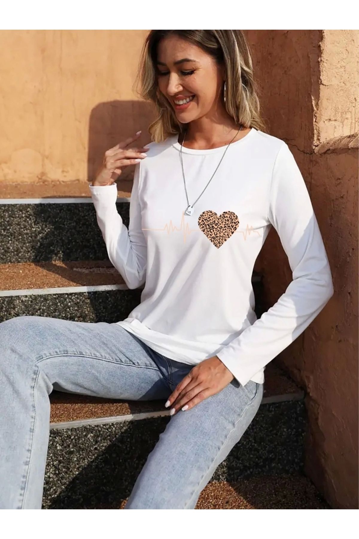 Butik Kadın Uzun Kollu Bisiklet Yaka Kalp Desenli Bluz