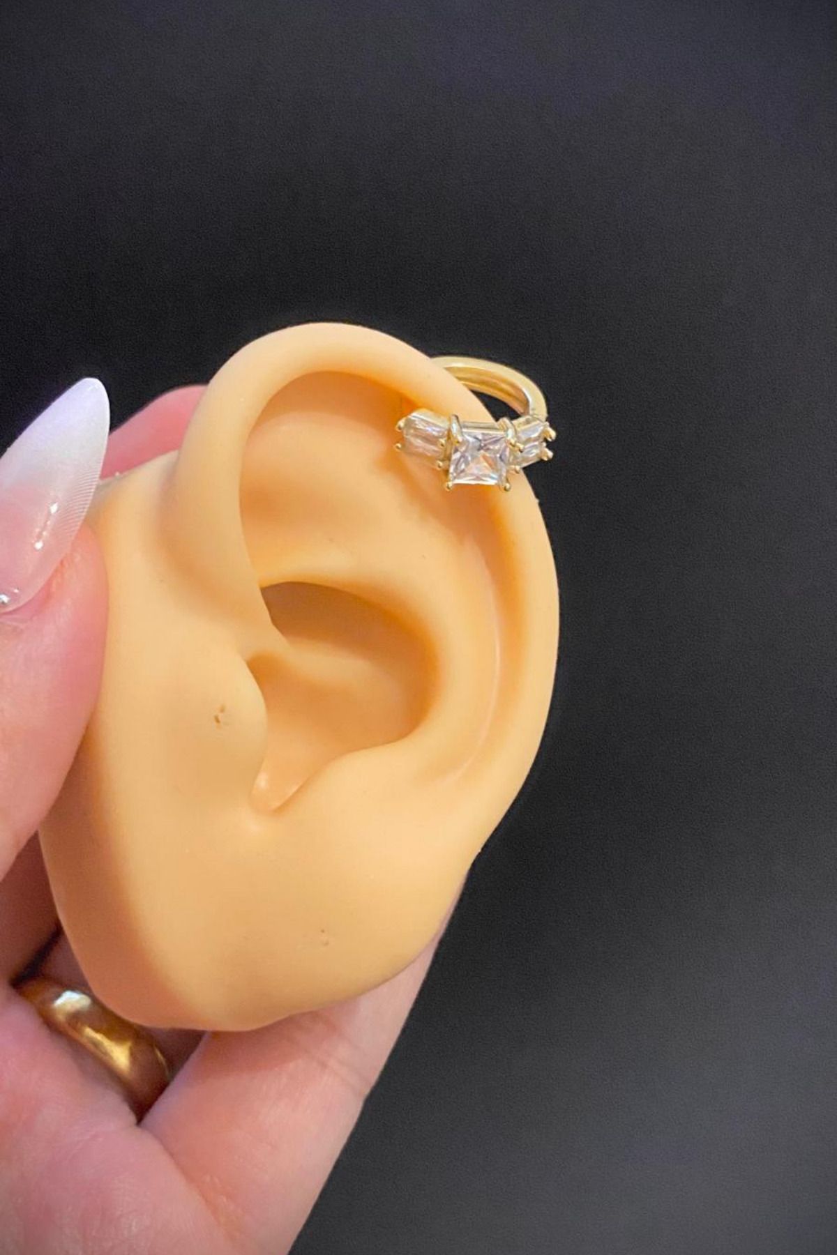 Blisse Piercing Kadın Gold Renk Kare Zirkon Taşlı 316L Çelik Helix & Lobe Kıkırdak Piercing