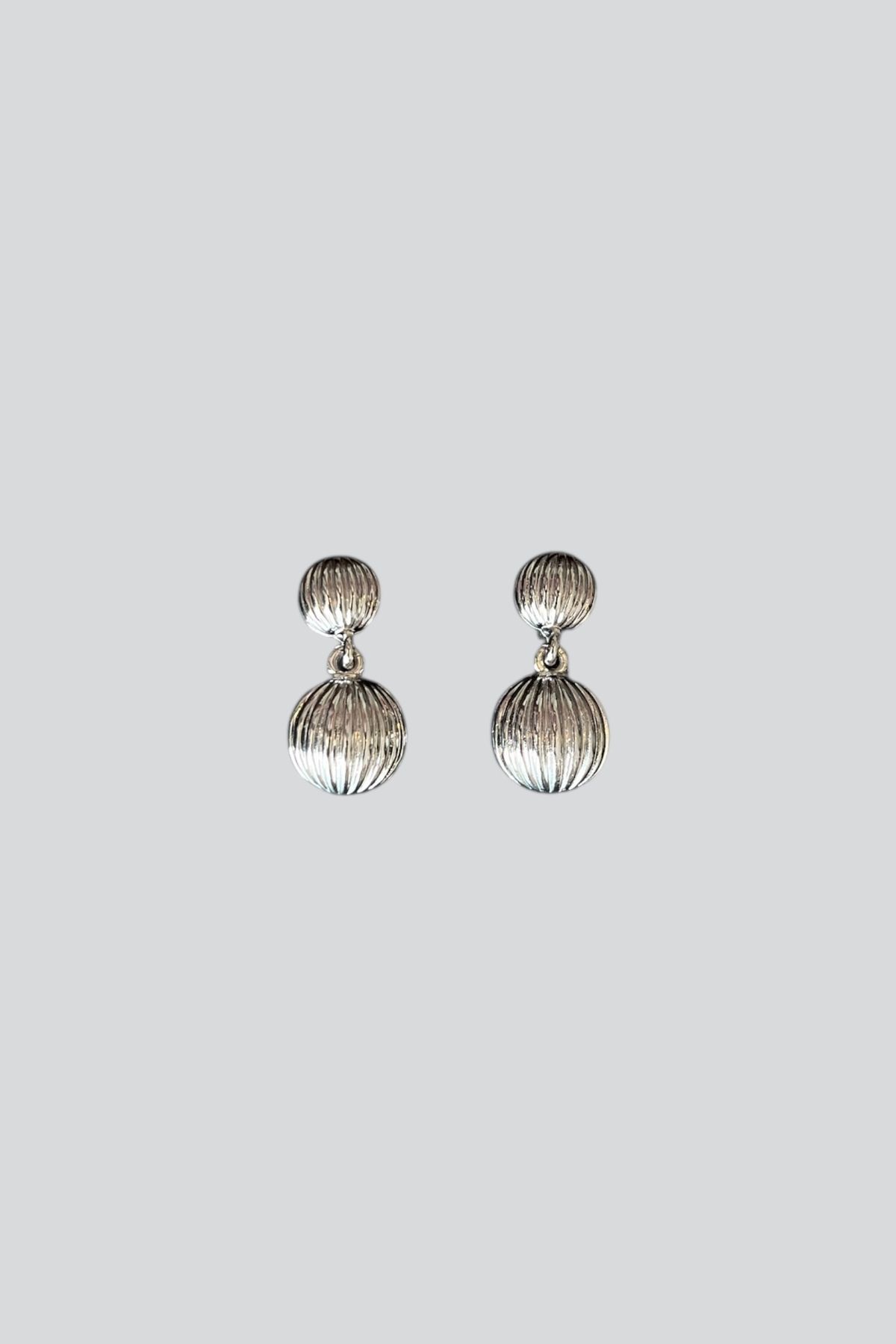stravis-Dangle Shell Earrings 1