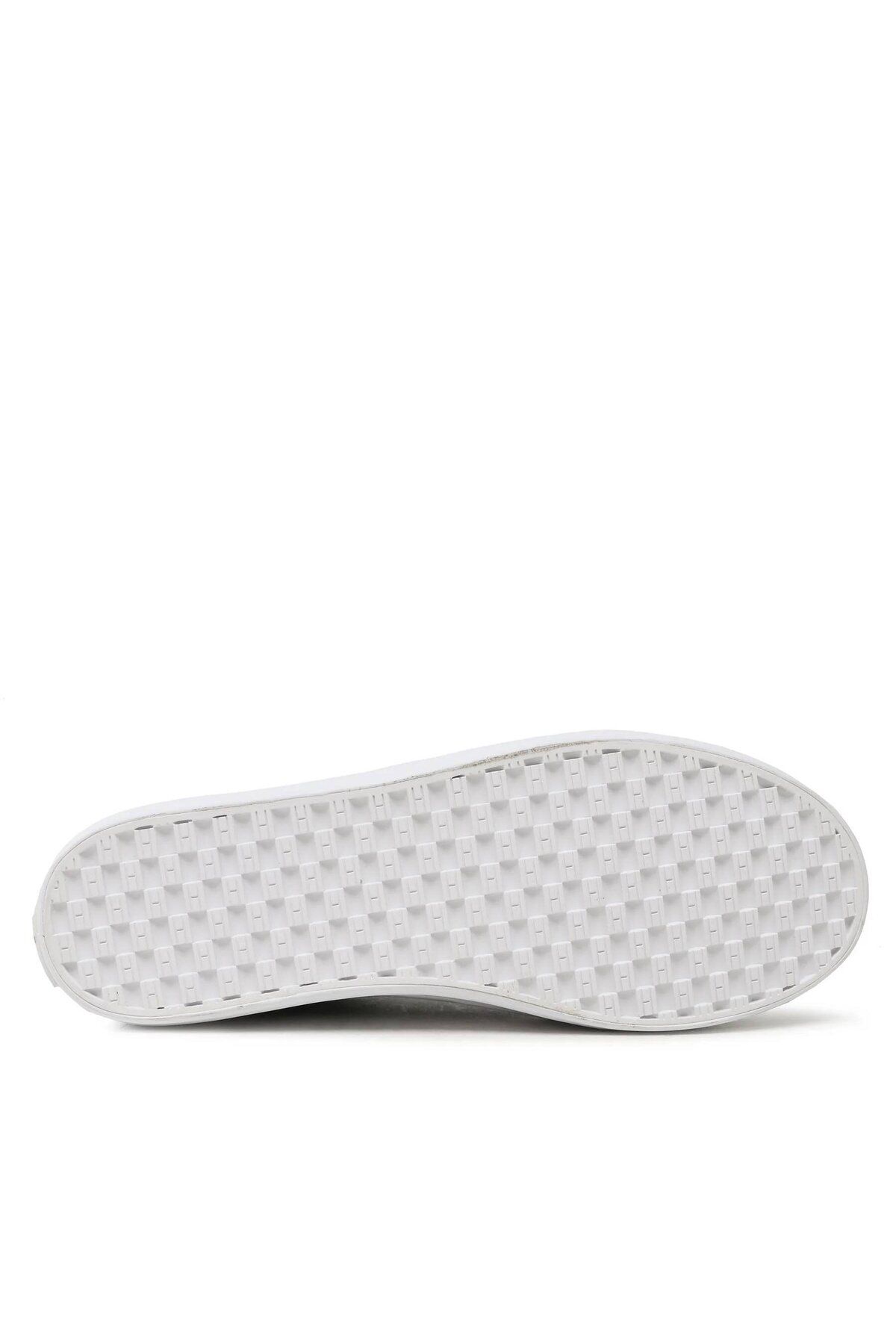 Tommy Hilfiger-TH Embossed Vulc Sneaker - Comfortable and Stylish 4