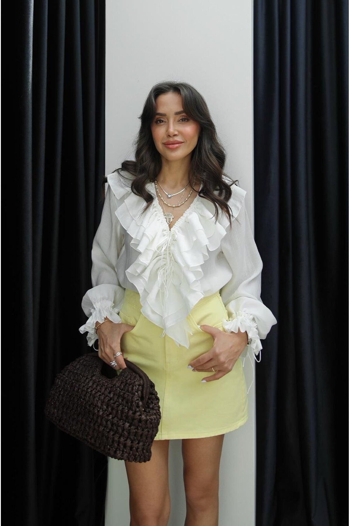 Hotfashion Yakası ve Kolları Büzgülü Fırfırlı Bluz