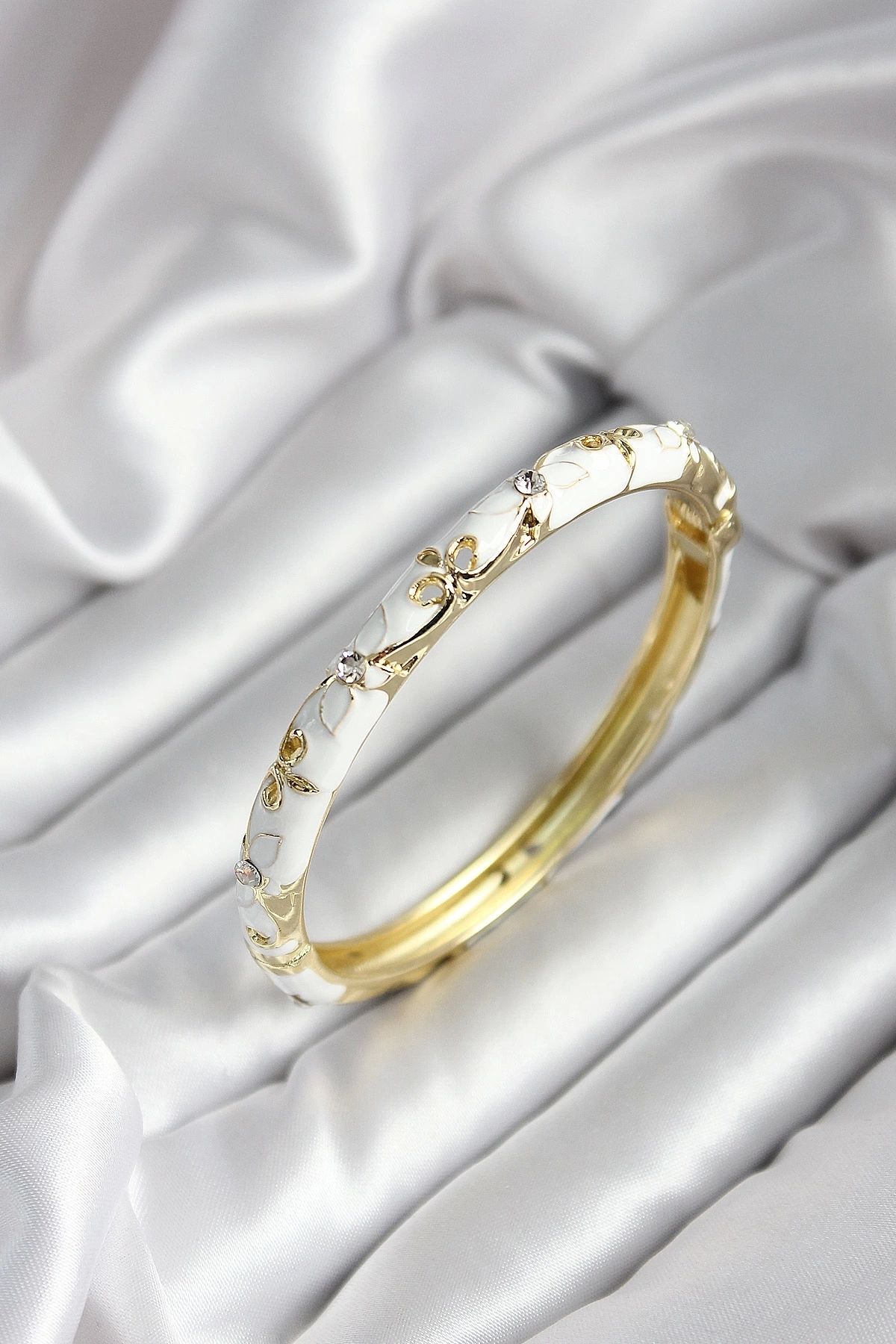 GLIMMERY Mineli Pirinç Beyaz Çiçek Desenli Zirkon Taşlı Gold Renk Kadın Kelepçe (çap 60 mm)