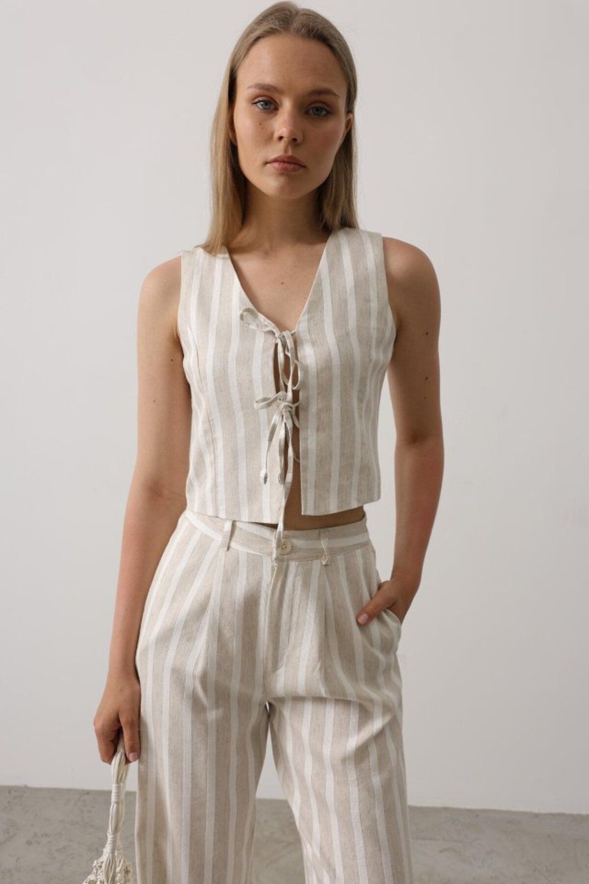 leyla sanat sanata yeni bir bakış açısı-Leyla Sanat Sanata a New Perspective Striped Vest Suit - White-Stone 4