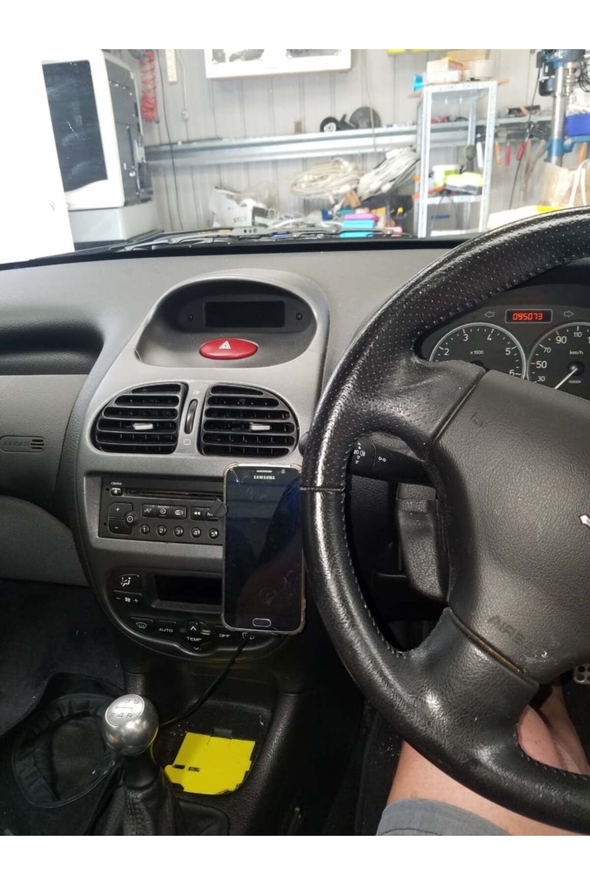Lucest Peugeot 206 Telefon Montajı (Plastik Aparattır!!!)