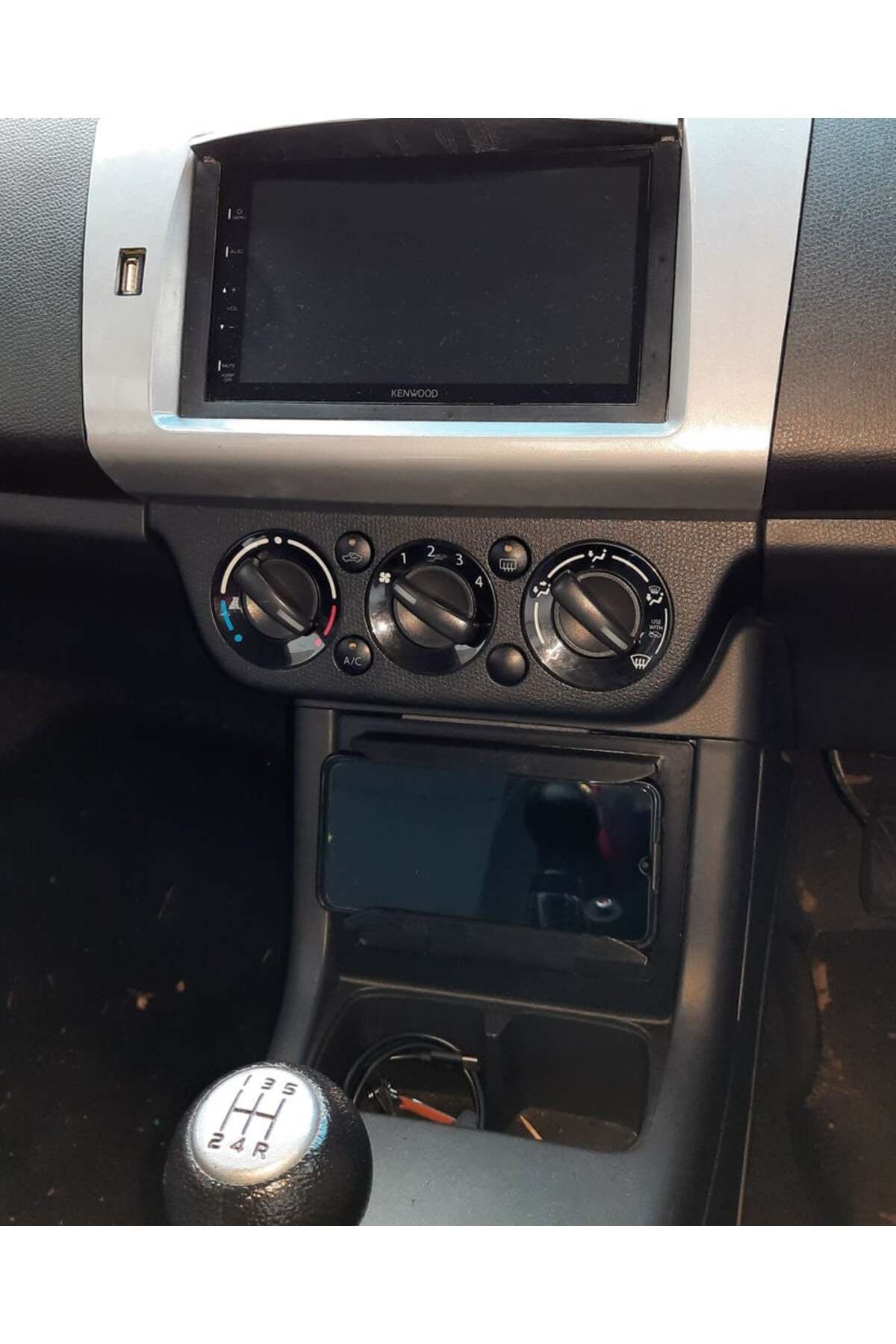 Lucest 2009 Suzuki Swift Uyumlu Konsolu Yatay Telefon Tutucu (plastik Aparattır!!!)