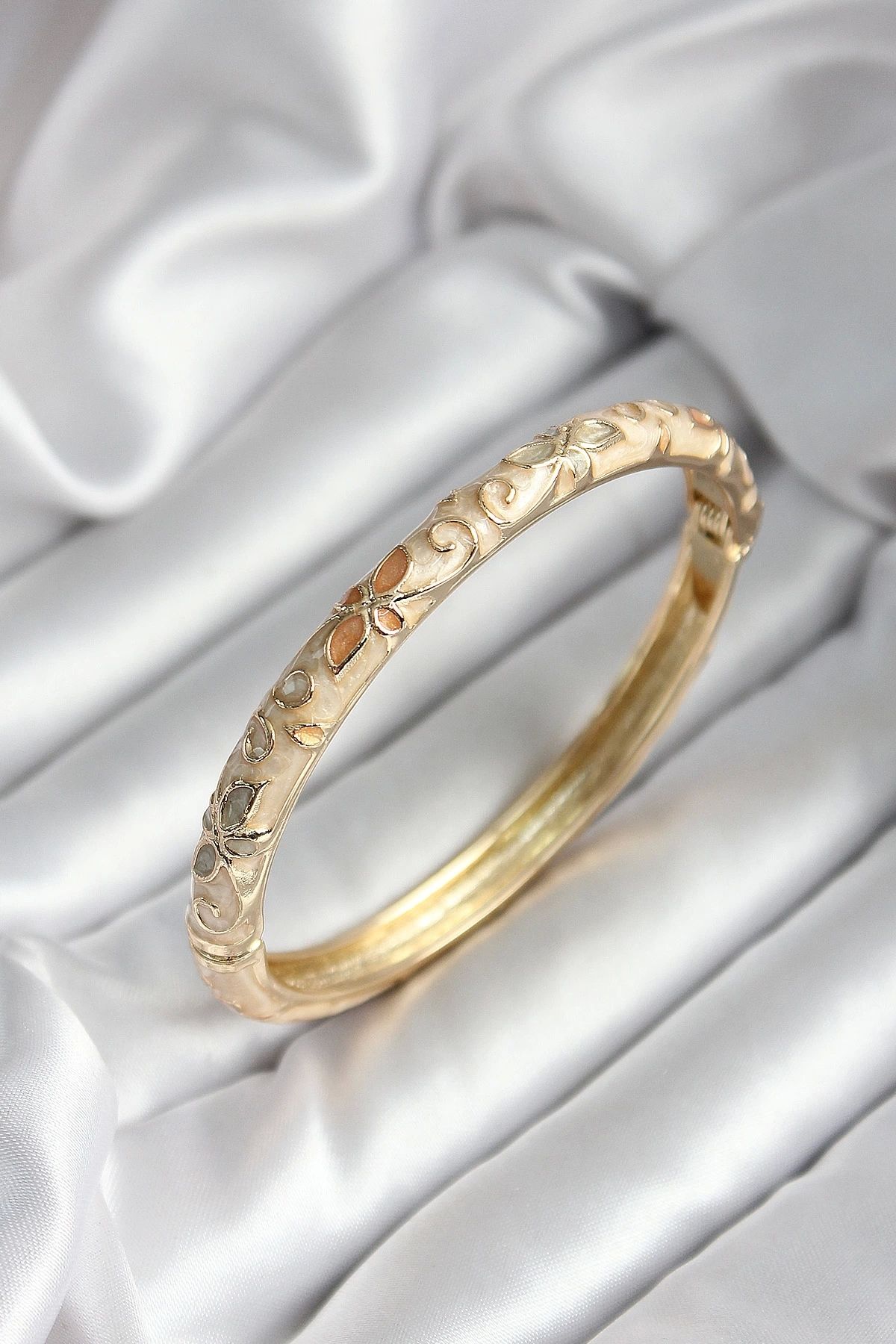 GLIMMERY Mineli Pirinç Bej Çiçek Desenli Gold Renk Kadın Kelepçe (çap 60 mm)