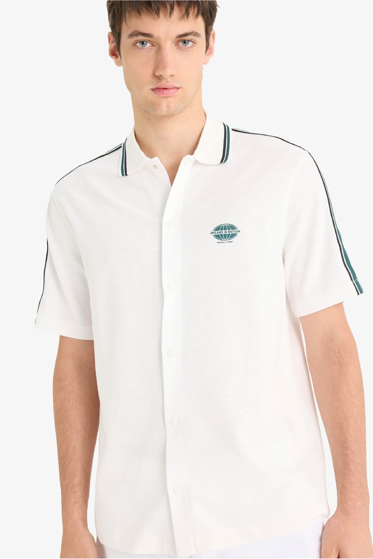 DeFacto Relax Fit Polo Yaka Hafif Kumaş Baskılı Yazlık Kısa Kollu Gömlek F0200AX25SM