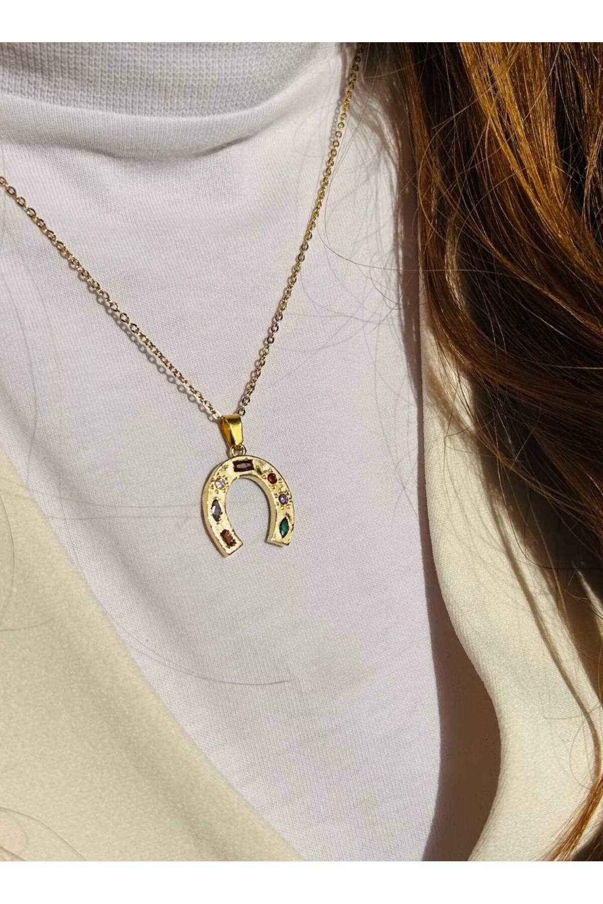HND collection Renkli Taş Detaylı At Nalı Trend Kolye