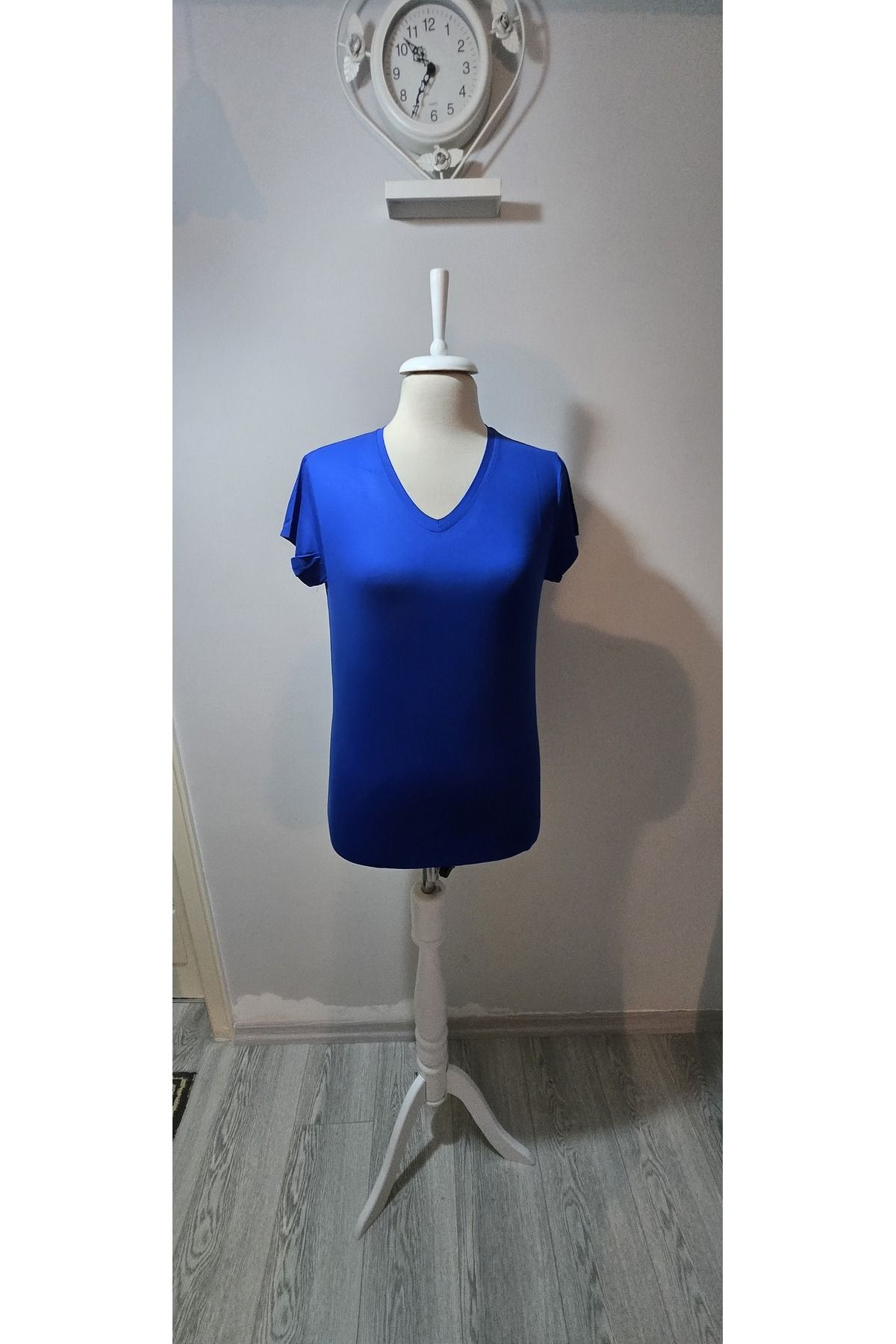 Halil Çağan V yaka basic tshirt