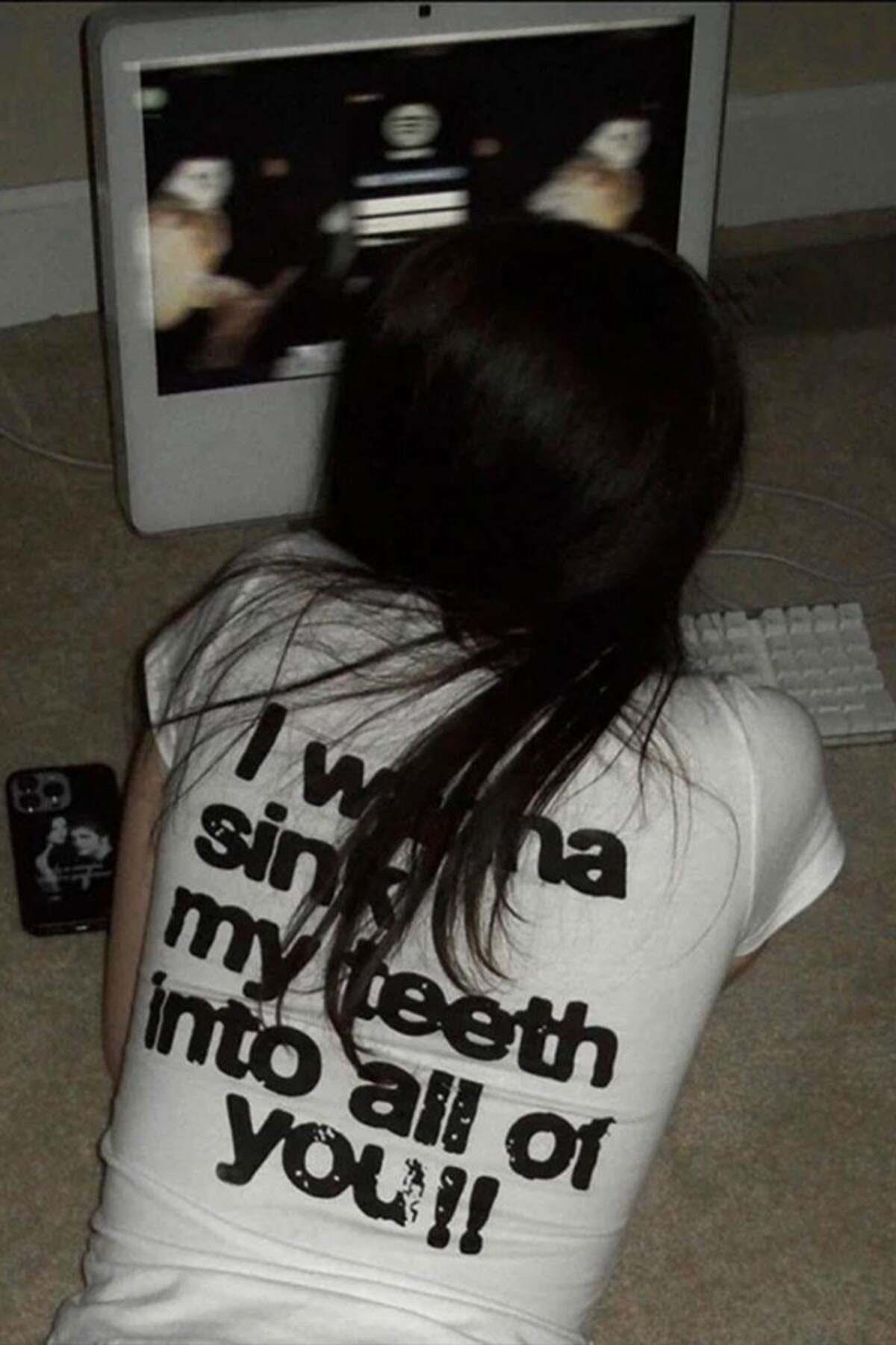 BALİNA Beyaz Sırt Baskılı ''I Wanna Sink My Teeth İnto All Of You'' Yazılı Kısa Kollu Crop -BLN