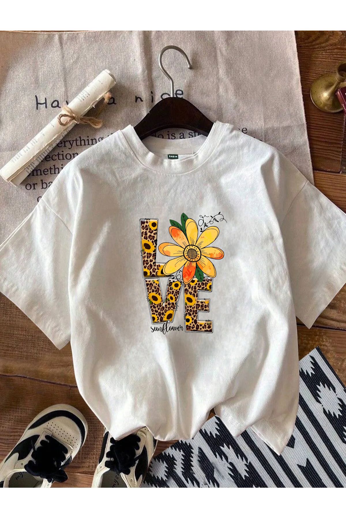 ELNOYA Unisex Pamuklu Beyaz Oversize "ÇİÇEKLİ LOVE" Baskılı Rahat Günlük T-shirt