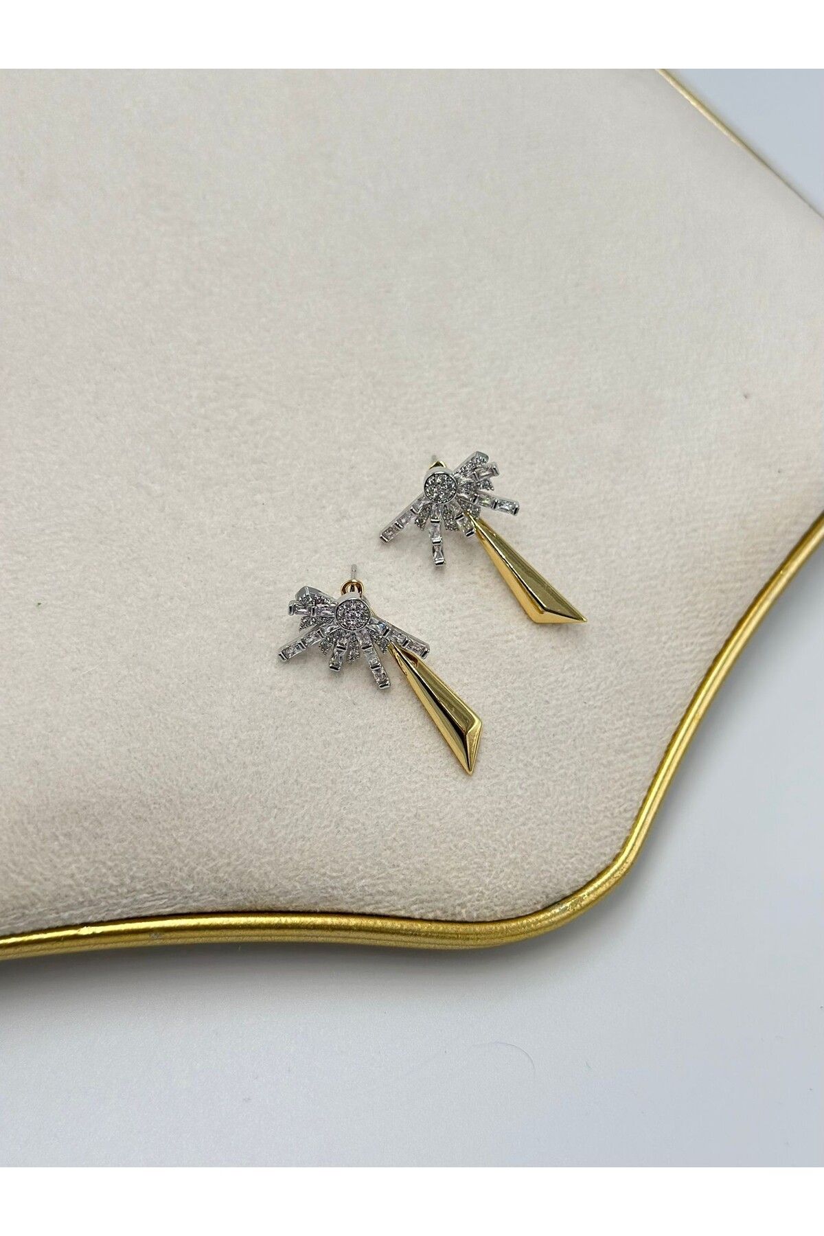 MyladyAccessoriess Baget Taş Ve Çift Renk Detay Sallantılı Küpe (Çelik)